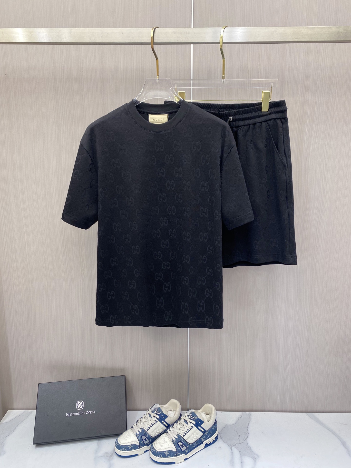 NO:848784,/set Gucci Gucci 2026ss latest spring and summer suit, same style for men and women, classic full-print design short-sleeved T-shirt shorts suit, customized pure cotton fabric, soft to the touch, comfortable to wear, fine workmanship. The upper body effect is incomparably handsome, color black white code number 48-56,, gucci, shorts, T-shirt, tees, t-shirt,19860909/套 Gucci 古奇 2026ss春夏最新款套装,男女同款,经典满印设计短袖T恤短裤套装,定制纯棉面料,手感柔软,穿着舒适,做工精细.上身效果无敌帅气, 颜色黑色 白色 码数48-56,,gucci,shorts,T-shirt,tees，t-shirt,,Men's clothing