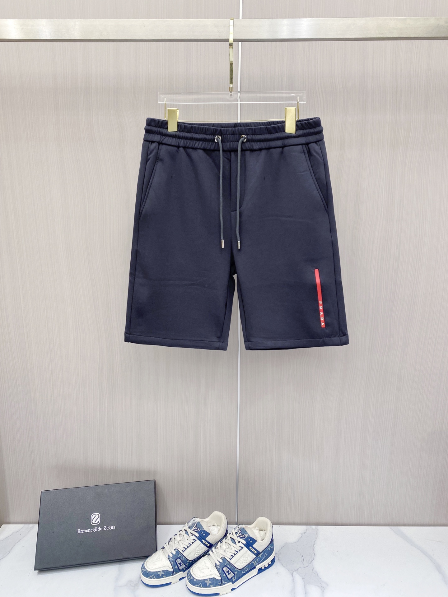 NO:848769,Prada Prada 2026ss new spring and summer casual shorts!  The channel is rare and super popular synchronous fashion items. It is good at the most fashionable shorts in the new season on the basis of practical wearability!  Made from customer-supplied cotton fabric, it is a comfortable and breathable fabric that is very cool and textured to wear!  The latest 2026 micro-label elastic waist design, the upper body effect is very versatile, this season's most popular new simple and atmospheric elements, the low-key and versatile combination fully interprets the most popular design this summer, the wear is relaxed and comfortable, it can be matched with any combination, and the upper body can be easily worn with a fashionable look!  Size M-3XL,,prada,prada,shorts,19860909Prada 普拉达 2026ss春夏新款休闲短裤！渠道稀出,超级火爆同步时尚单品,擅长在遵循实穿性的基础上,新季最时髦的短裤！ 客供棉面料质感精制而成,舒适透气的面料,穿着相当凉爽有质感！2026最新微标松紧腰设计,版型上身效果非常百搭,本季最出圈新型简约大气元素,搭配低调百搭把今年夏天最流行的设计演绎的淋漓尽致,穿着松弛有度,舒适宜人,任意搭配,上身轻松穿时尚造型感！ 尺码M-3XL,,prada,prada,shorts,,Men's clothing