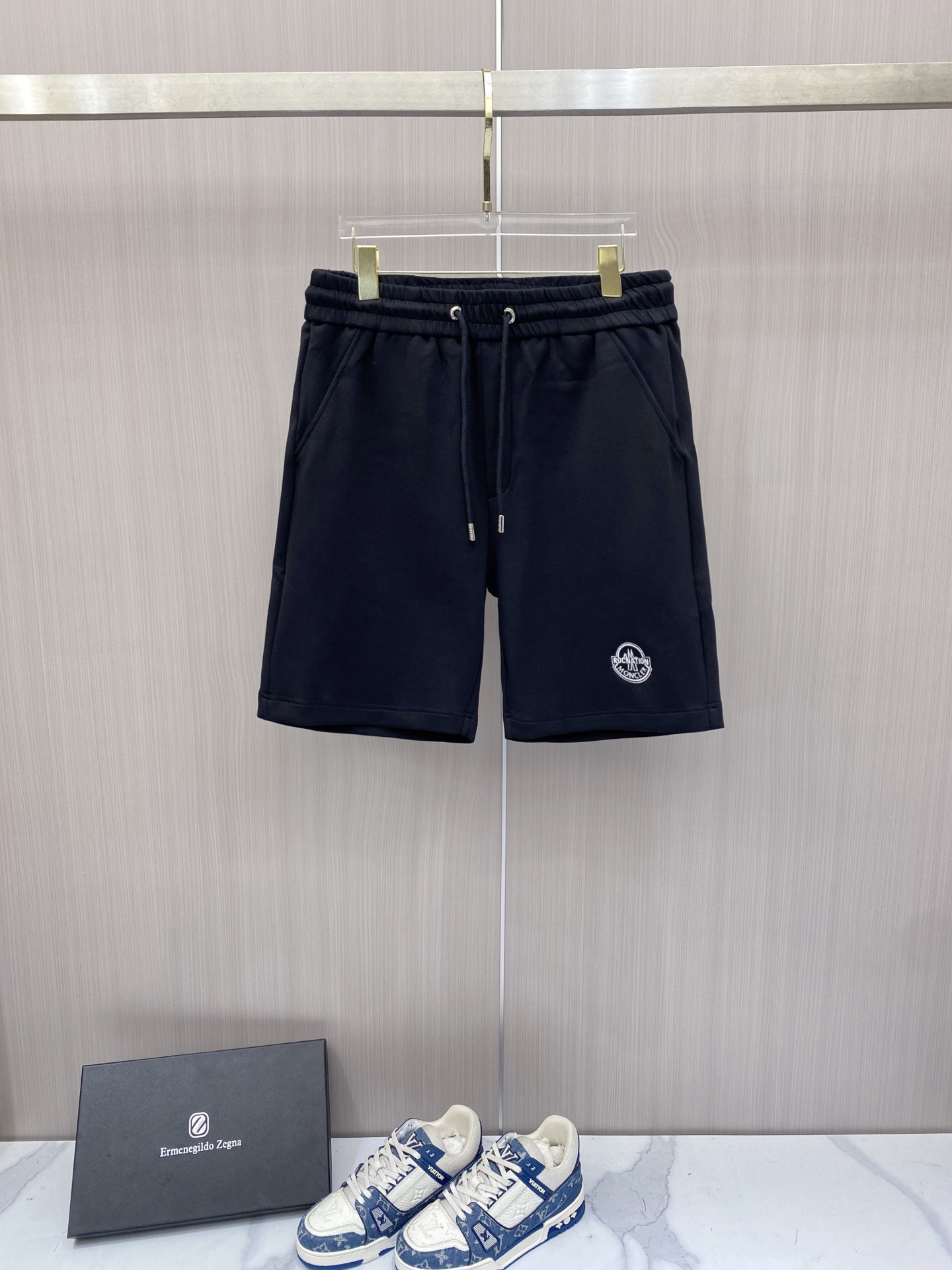 NO:848765,Moncler 2026ss new spring and summer casual shorts!  The channel is rare and super popular synchronous fashion items. It is good at the most fashionable shorts in the new season on the basis of practical wearability!  Made from customer-supplied cotton fabric, it is a comfortable and breathable fabric that is very cool and textured to wear!  The latest 2026 micro-label elastic waist design, the upper body effect is very versatile, this season's most popular new simple and atmospheric elements, the low-key and versatile combination fully interprets the most popular design this summer, the wear is relaxed and comfortable, it can be matched with any combination, and the upper body can be easily worn with a fashionable look!  Size M-3XL,,Moncler,shorts,19860909Moncler 蒙口 2026ss春夏新款休闲短裤！渠道稀出,超级火爆同步时尚单品,擅长在遵循实穿性的基础上,新季最时髦的短裤！ 客供棉面料质感精制而成,舒适透气的面料,穿着相当凉爽有质感！2026最新微标松紧腰设计,版型上身效果非常百搭,本季最出圈新型简约大气元素,搭配低调百搭把今年夏天最流行的设计演绎的淋漓尽致,穿着松弛有度,舒适宜人,任意搭配,上身轻松穿时尚造型感！ 尺码M-3XL,,Moncler,shorts,,Men's clothing