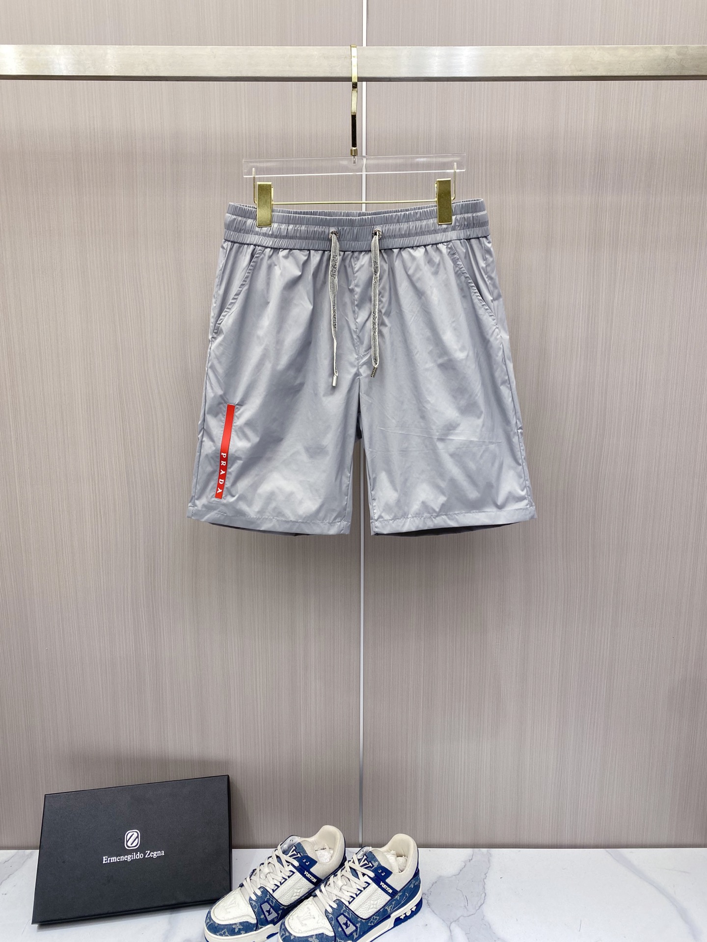 NO:848778,Prada 2026ss new summer casual shorts. Classic logo quick-drying drawstring beach shorts are made of high-density nylon fabric, which has the characteristics of quick-drying, anti-wrinkle and breathability. The elastic waist design is equipped with a drawstring metal head, which is extremely comfortable!  Code number 48-56,,prada,prada,shorts,19860909Prada 普拉达 2026ss夏季新款休闲短裤 经典标识速干抽绳沙滩短裤采用高密度锦纶面料,具备速干、抗皱、透气的特性,松紧腰设计搭配抽绳金属头,舒适度极高！ 码数48-56,,prada,prada,shorts,,Men's clothing