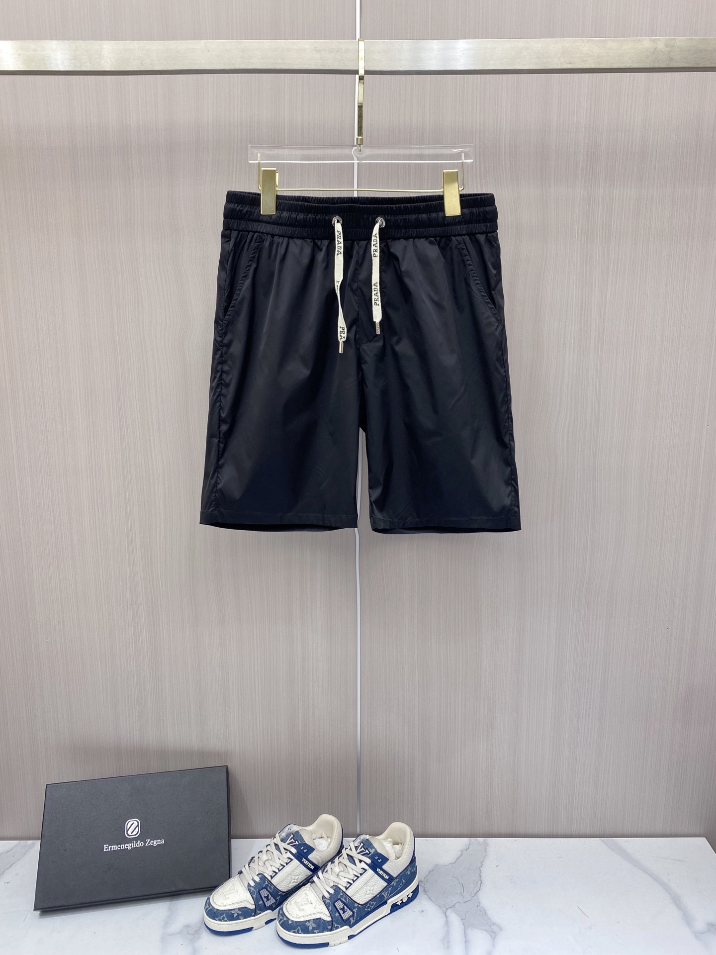 NO:848772,Prada 2026ss new summer casual shorts. Classic logo quick-drying drawstring beach shorts are made of high-density nylon fabric, which has the characteristics of quick-drying, anti-wrinkle and breathability. The elastic waist design is equipped with a drawstring metal head, which is extremely comfortable!  Color black blue code number 48-56, prada, prada, shorts,19860909Prada 普拉达 2026ss夏季新款休闲短裤 经典标识速干抽绳沙滩短裤采用高密度锦纶面料,具备速干、抗皱、透气的特性,松紧腰设计搭配抽绳金属头,舒适度极高！ 颜色黑色 蓝色 码数48-56,,prada,prada,shorts,,Men's clothing