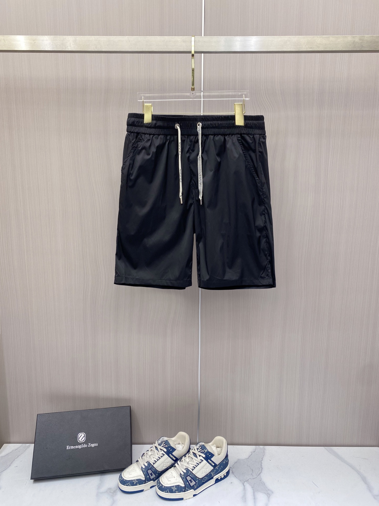 NO:848775,Prada 2026ss new summer casual shorts. Classic logo quick-drying drawstring beach shorts are made of high-density nylon fabric, which has the characteristics of quick-drying, anti-wrinkle and breathability. The elastic waist design is equipped with a drawstring metal head, which is extremely comfortable!  Color Black Gray Size 48-56, prada, prada, shorts,19860909Prada 普拉达 2026ss夏季新款休闲短裤 经典标识速干抽绳沙滩短裤采用高密度锦纶面料,具备速干、抗皱、透气的特性,松紧腰设计搭配抽绳金属头,舒适度极高！ 颜色黑色 灰色 码数48-56,,prada,prada,shorts,,Men's clothing