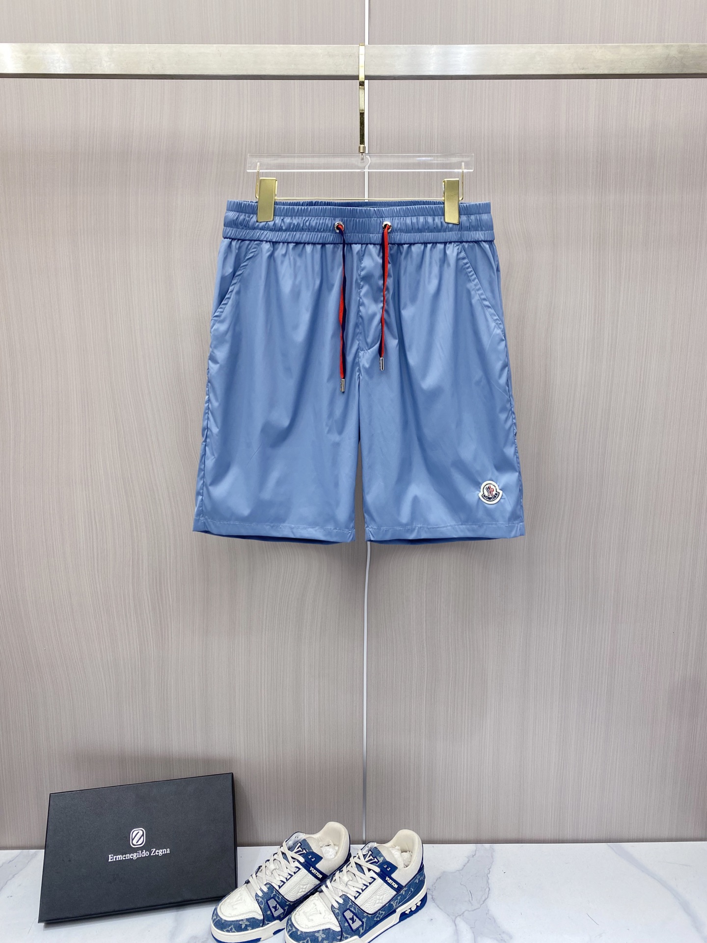 NO:848780,Moncler 2026ss new summer casual shorts, classic logo quick-drying drawstring beach shorts are made of high-density nylon fabric, which is quick-drying, anti-wrinkle, and breathable. The elastic waist design is equipped with a drawstring metal head, which is extremely comfortable!  Color Gray Blue Size 48-56,,Moncler,shorts,19860909Moncler 蒙口 2026ss夏季新款休闲短裤 经典标识速干抽绳沙滩短裤采用高密度锦纶面料,具备速干、抗皱、透气的特性,松紧腰设计搭配抽绳金属头,舒适度极高！ 颜色灰色 蓝色 码数48-56,,Moncler,shorts,,Men's clothing