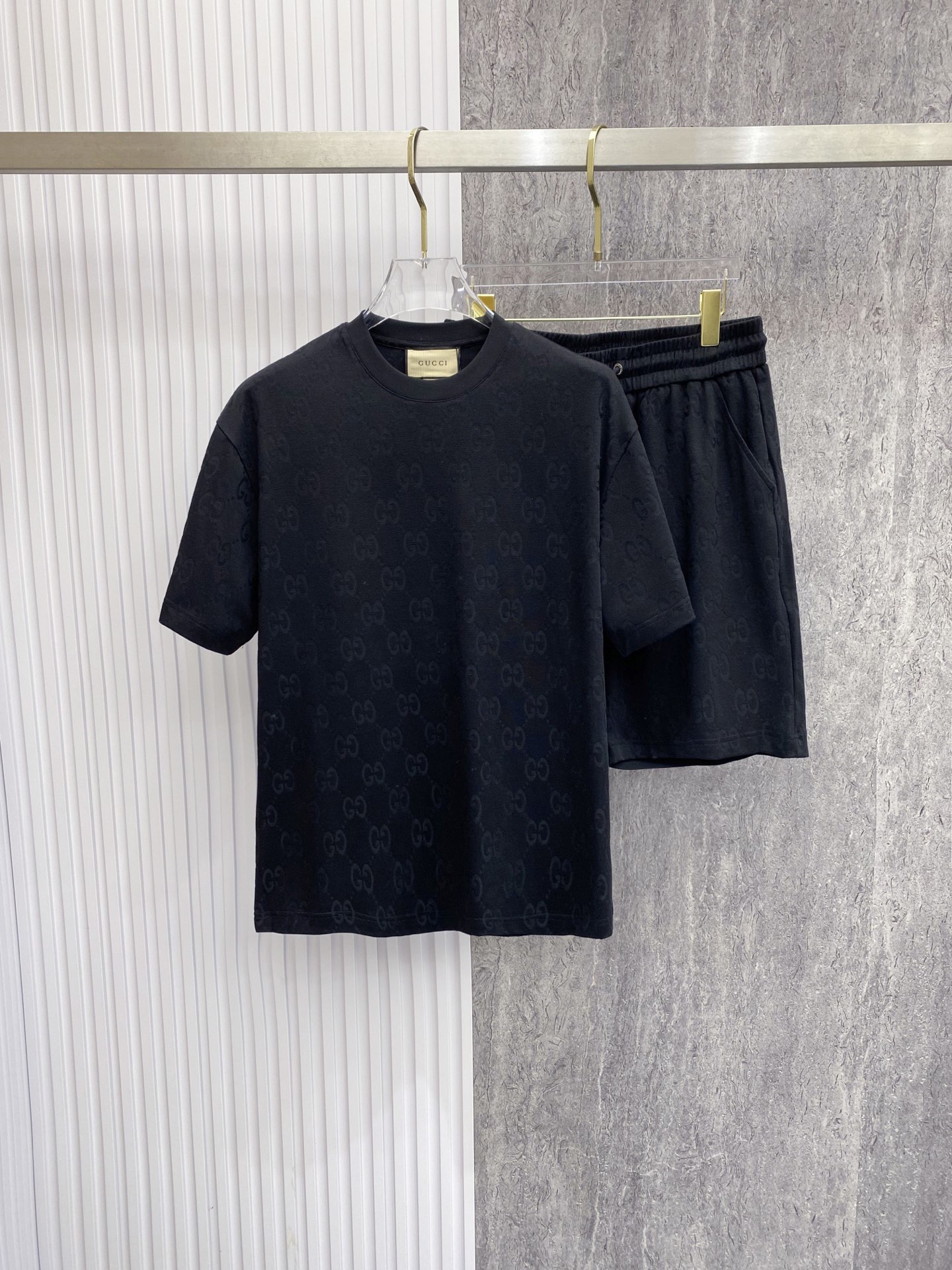NO:842790,/set Gucci Gucci 2026ss latest spring and summer suit, same style for men and women, classic full-print design short-sleeved T-shirt shorts suit, customized pure cotton fabric, soft to the touch, comfortable to wear, fine workmanship. The upper body effect is incomparably handsome, color black white code number 48-56,, gucci, shorts, T-shirt, tees, t-shirt,19860909/套 Gucci 古奇 2026ss春夏最新款套装,男女同款,经典满印设计短袖T恤短裤套装,定制纯棉面料,手感柔软,穿着舒适,做工精细.上身效果无敌帅气, 颜色黑色 白色 码数48-56,,gucci,shorts,T-shirt,tees，t-shirt,,Men's clothing