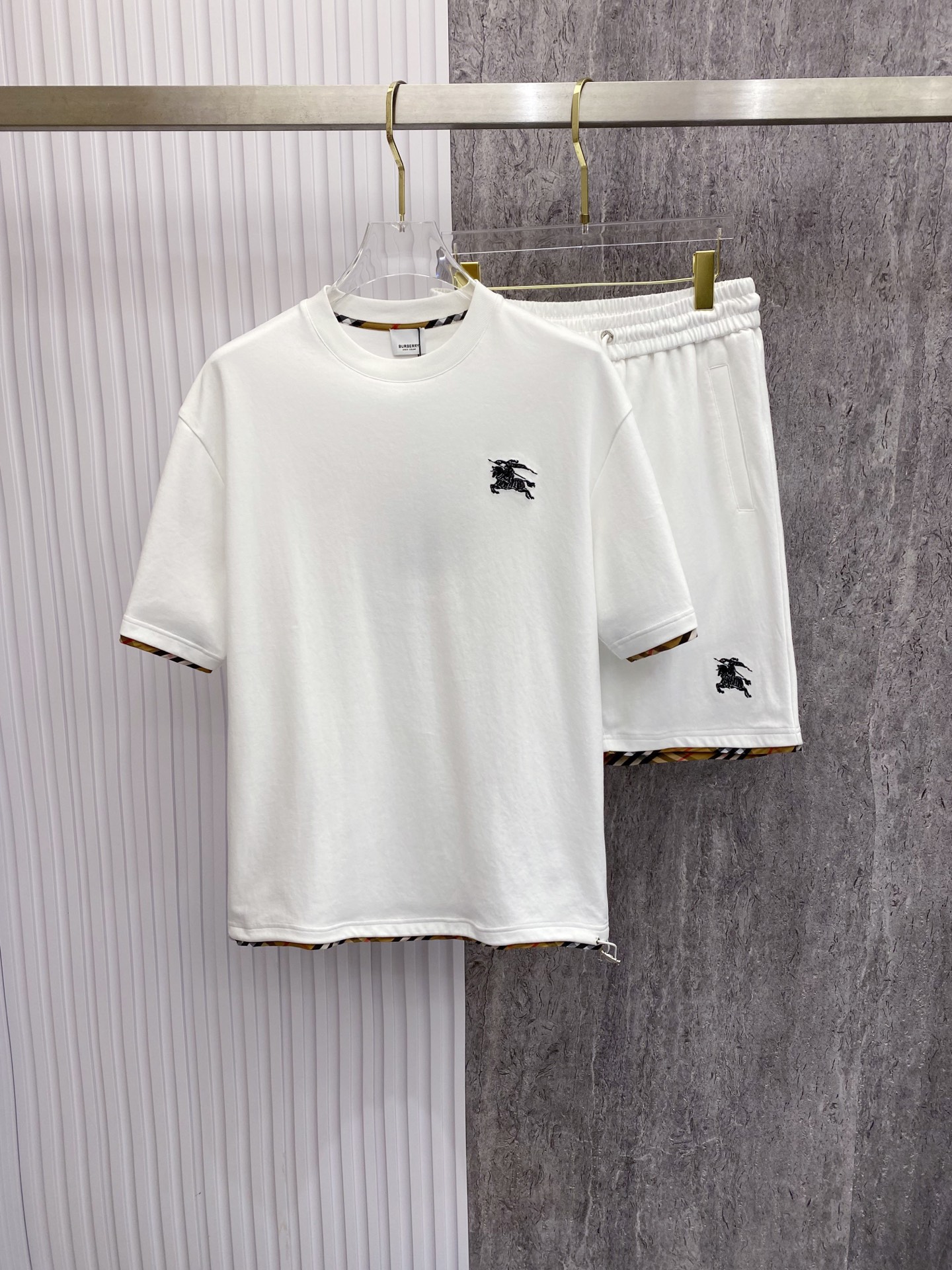 NO:842795,/set Burberry Burberry 2026ss latest spring and summer suit, same style for men and women, classic design short-sleeved T-shirt shorts suit, customized pure cotton fabric, soft to the touch, comfortable to wear, fine workmanship. The upper body effect is invincible and handsome, color white, code number 48-56,, burberry, burberry, shorts, T-shirt, tees, t-shirt,19860909/套 Burberry 巴宝莉 2026ss春夏最新款套装,男女同款,经典设计短袖T恤短裤套装,定制纯棉面料,手感柔软,穿着舒适,做工精细.上身效果无敌帅气, 颜色白色 码数48-56,,burberry,burberry,shorts,T-shirt,tees，t-shirt,,Men's clothing