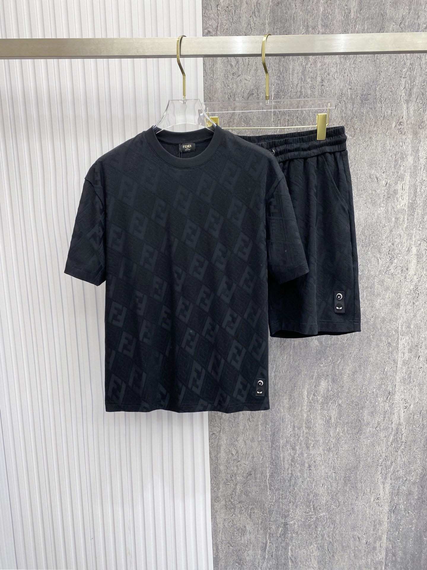 NO:842792,/set Fendi Fendi 2026ss latest spring and summer suit, same style for men and women, classic full-print design short-sleeved T-shirt shorts suit, customized pure cotton fabric, soft to the touch, comfortable to wear, fine workmanship. The upper body effect is incomparably handsome, color black white code number 48-56,,fendi,fendi,shorts,T-shirt,tees,t-shirt,19860909/套 Fendi 芬迪 2026ss春夏最新款套装,男女同款,经典满印设计短袖T恤短裤套装,定制纯棉面料,手感柔软,穿着舒适,做工精细.上身效果无敌帅气, 颜色黑色 白色 码数48-56,,fendi,fendi,shorts,T-shirt,tees，t-shirt,,Men's clothing