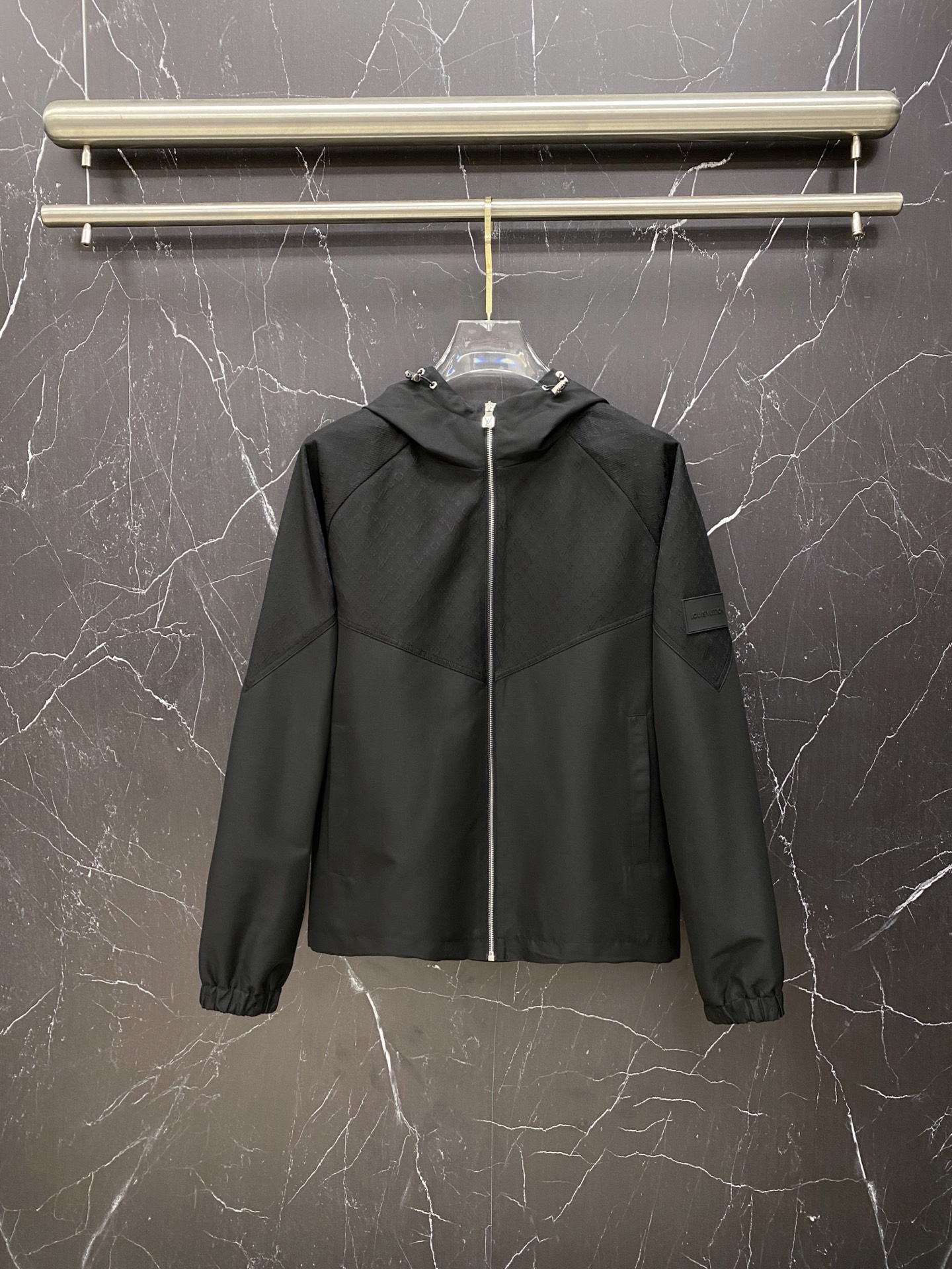 NO:954580,LV autumn 2026 latest fashion designer jacket. Every detail shows high-end craftsmanship. The design changes of structural tailoring show the diverse image changes of men. They are slim and neat, and tailored to meet the current popular multi-layered wear. Versatile style for life. Size 48-56,, louis vuitton, jackets & coats, jackets & coats,19860909LV 秋款2026最新款时尚设计师款夹克外套.处处细节显工艺足够的高级 结构性剪裁的设计改变来展现男士多样的形象变化,修身利落、剪裁合体,满足时下正流行的多层次穿搭,生活百搭款式 码数48-56,,louis vuitton,jackets & coats,jackets & coats,,Men's clothing