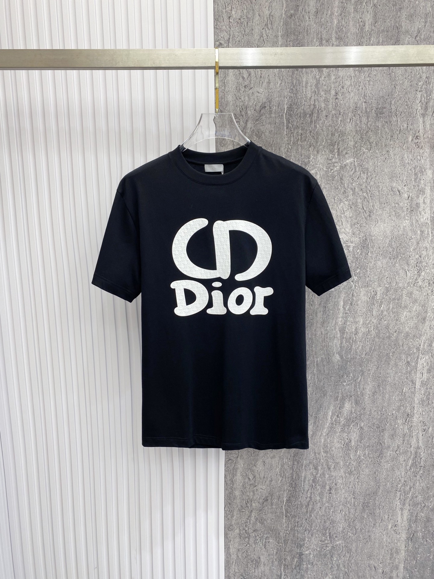 NO:842787,Dior Dior 2026ss new spring and summer new debut counter latest short-sleeved round neck T-shirt high-end custom design avant-garde fashion!  The brand logo is designed with heavy craftsmanship. High-end customized pure cotton fabric. Soft to the touch. Comfortable to wear. Exquisite stitching at the counter level. Fine workmanship. The upper body effect is incomparably handsome!  A must-have item for a stylish man!  Color Black White Size S-XXL,,dior,dior,T-shirt,tees,t-shirt,19860909Dior 迪奥 2026ss 春夏新款首发专柜最新款短袖圆领T恤 高端订制 设计前卫时尚！品牌logo重工艺设计 高端定制纯棉面料.手感柔软.穿着舒适.专柜级别精致车线.做工精细.上身效果无敌帅气！型男必备单品！ 颜色黑色 白色 码数S-XXL,,dior,dior,T-shirt,tees，t-shirt,,Men's clothing