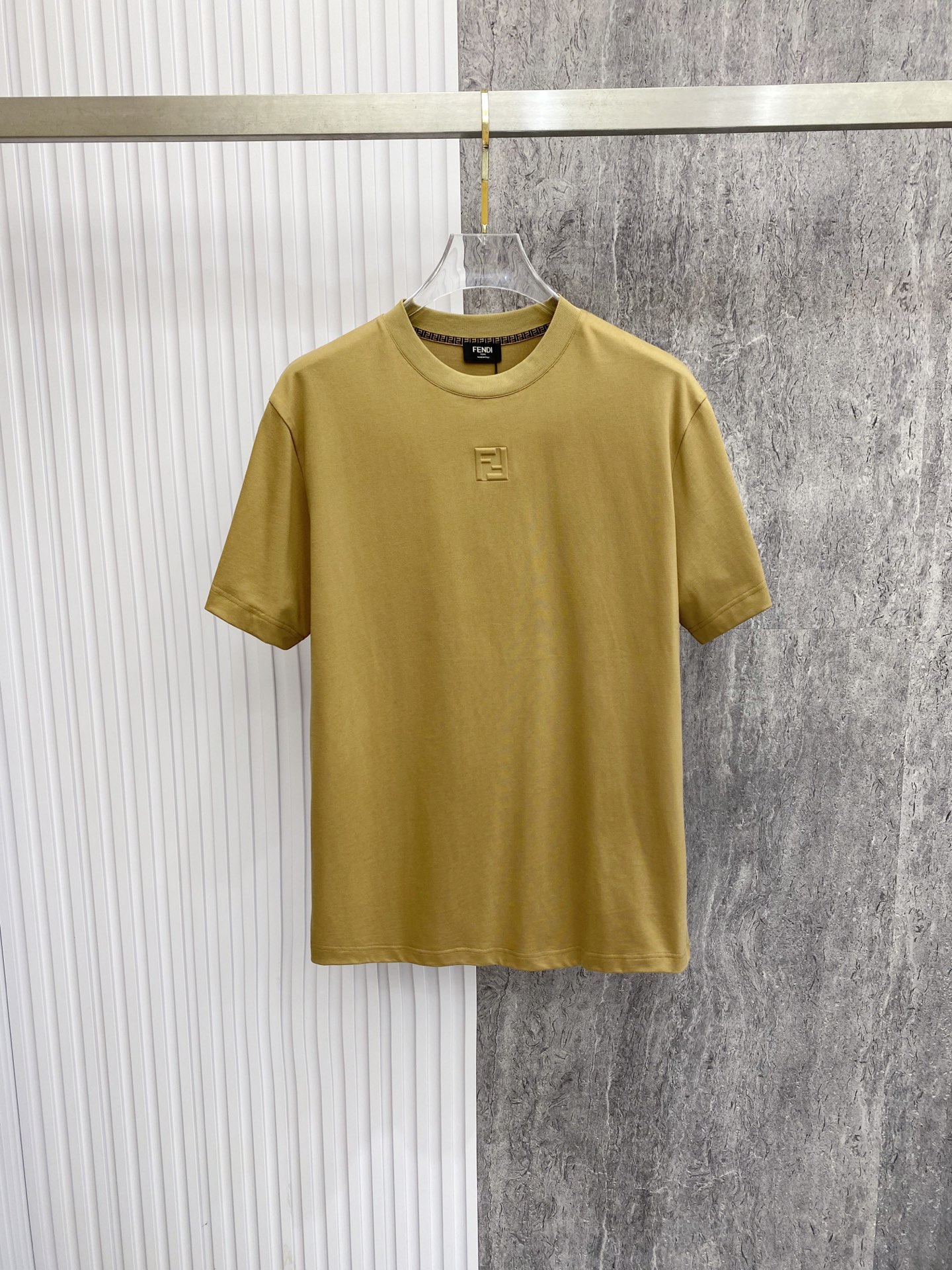 NO:842797,Fendi Fendi 2026ss new spring and summer new debut counter latest short-sleeved round neck T-shirt high-end custom design avant-garde fashion!  The brand logo is designed with heavy craftsmanship. High-end customized pure cotton fabric. Soft to the touch. Comfortable to wear. Exquisite stitching at the counter level. Fine workmanship. The upper body effect is incomparably handsome!  A must-have item for a stylish man!  Color Black White Gray Blue Khaki Size S-XXL,,fendi,fendi,T-shirt,tees,t-shirt,19860909Fendi 芬迪 2026ss 春夏新款首发专柜最新款短袖圆领T恤 高端订制 设计前卫时尚！品牌logo重工艺设计 高端定制纯棉面料.手感柔软.穿着舒适.专柜级别精致车线.做工精细.上身效果无敌帅气！型男必备单品！ 颜色黑色 白色 灰色 蓝色 卡其色 码数S-XXL,,fendi,fendi,T-shirt,tees，t-shirt,,Men's clothing