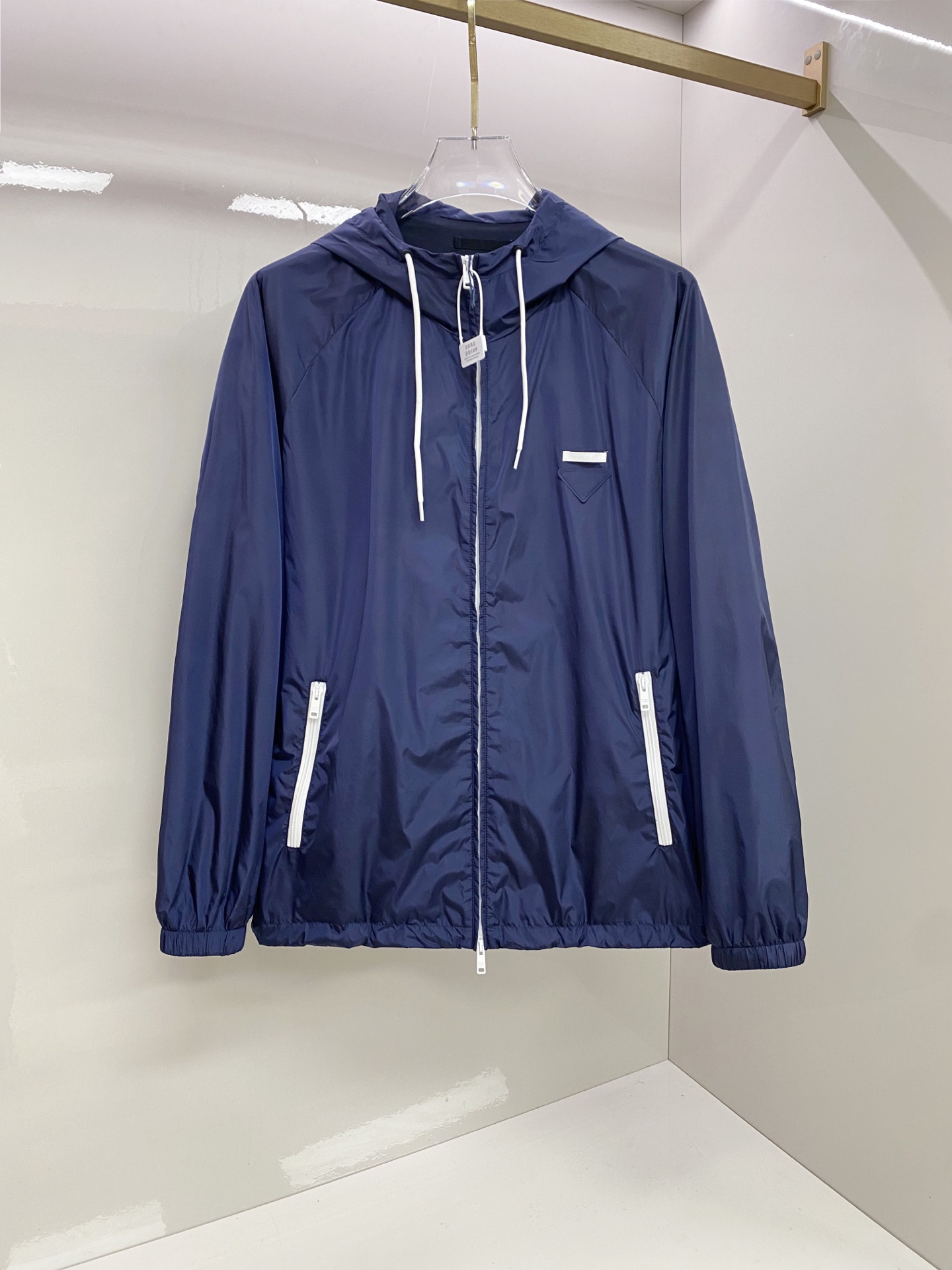 NO:835126,Prada Prada 2026ss new spring jacket, full high-end version!  High-end counter fabric accessories, high breathability and comfort, impeccable details, exquisite workmanship and complex craftsmanship, casual tailoring, awesome upper body shape, code size 48-56,, prada, prada, jackets & coats, jackets & coats,19860909Prada 普拉达 2026ss春季新款夹克外套 全高端版本！高定专柜面料辅料,透气舒适度高,细节无可挑剔,做工考究工艺复杂,呈现休闲裁剪,上身版型超赞 码数48-56,,prada,prada,jackets & coats,jackets & coats,,Men's clothing