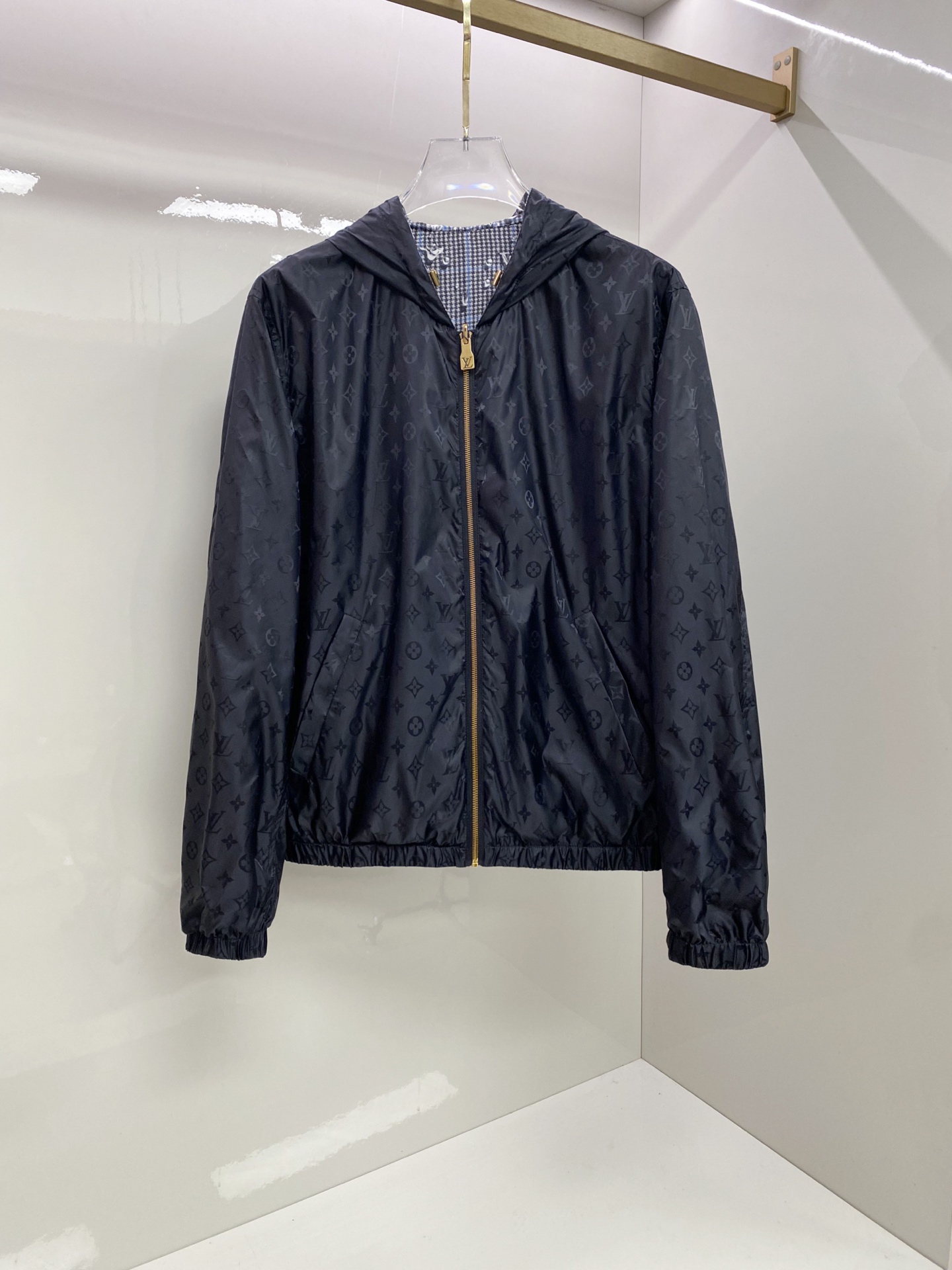 NO:835113,LV reversible 2026ss spring new jacket, full high-end version!  Haute couture counter fabric accessories, high breathability and comfort, impeccable details, exquisite workmanship and complex craftsmanship, casual tailoring, awesome upper body shape, code size 48-56,, louis vuitton, jackets & coats, jackets & coats,19860909LV 双面穿 2026ss春季新款夹克外套 全高端版本！高定专柜面料辅料,透气舒适度高,细节无可挑剔,做工考究工艺复杂,呈现休闲裁剪,上身版型超赞 码数48-56,,louis vuitton,jackets & coats,jackets & coats,,Men's clothing