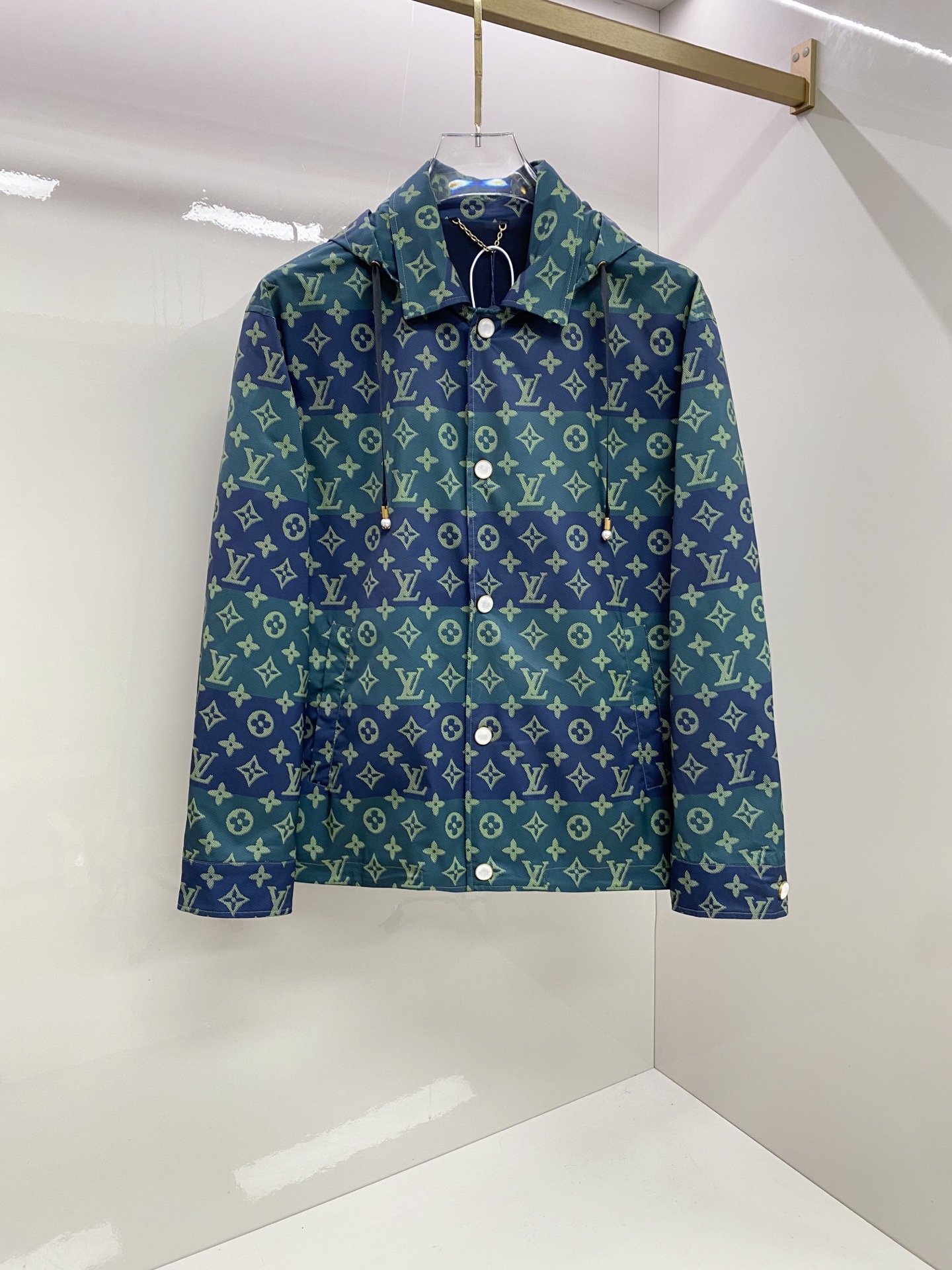 NO:835123,LV 2026ss new spring jacket, full high-end version!  Haute couture counter fabric accessories, high breathability and comfort, impeccable details, exquisite workmanship and complex craftsmanship, casual tailoring, awesome upper body shape, code size 48-56,, louis vuitton, jackets & coats, jackets & coats,19860909LV 2026ss春季新款夹克外套 全高端版本！高定专柜面料辅料,透气舒适度高,细节无可挑剔,做工考究工艺复杂,呈现休闲裁剪,上身版型超赞 码数48-56,,louis vuitton,jackets & coats,jackets & coats,,Men's clothing