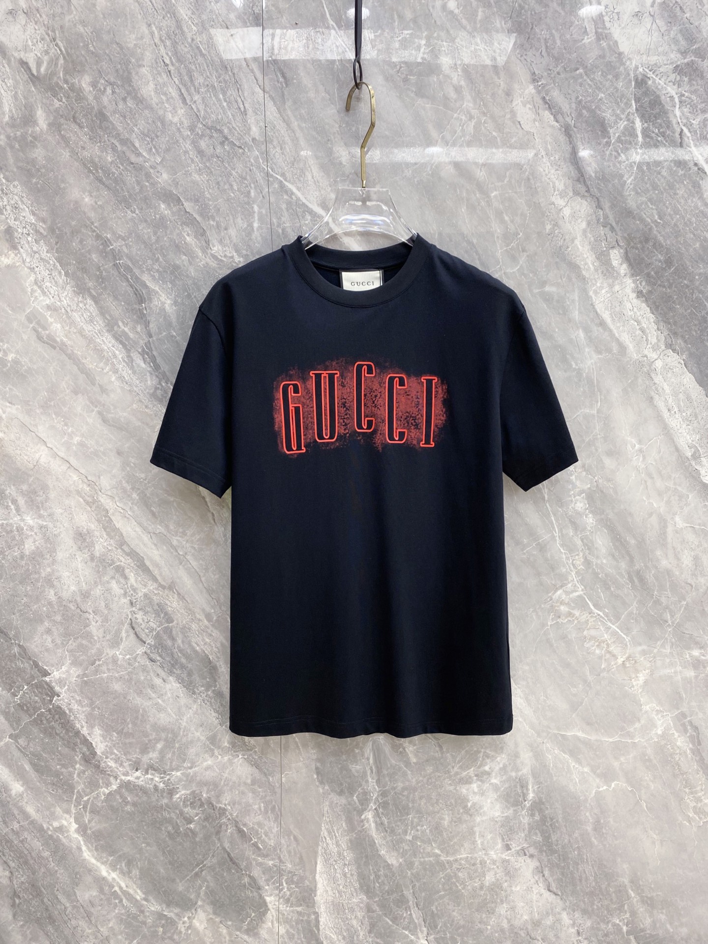 NO:837860,Gucci Gucci 2026ss new spring and summer new debut counter latest short-sleeved round neck T-shirt high-end custom design avant-garde fashion!  The brand logo is designed with heavy craftsmanship. High-end customized pure cotton fabric. Soft to the touch. Comfortable to wear. Exquisite stitching at the counter level. Fine workmanship. The upper body effect is incomparably handsome!  A must-have item for a stylish man!  Color Black White Size S-XXL,,gucci,T-shirt,tees,t-shirt,19860909Gucci 古奇 2026ss 春夏新款首发专柜最新款短袖圆领T恤 高端订制 设计前卫时尚！品牌logo重工艺设计 高端定制纯棉面料.手感柔软.穿着舒适.专柜级别精致车线.做工精细.上身效果无敌帅气！型男必备单品！ 颜色黑色 白色 码数S-XXL,,gucci,T-shirt,tees，t-shirt,,Men's clothing