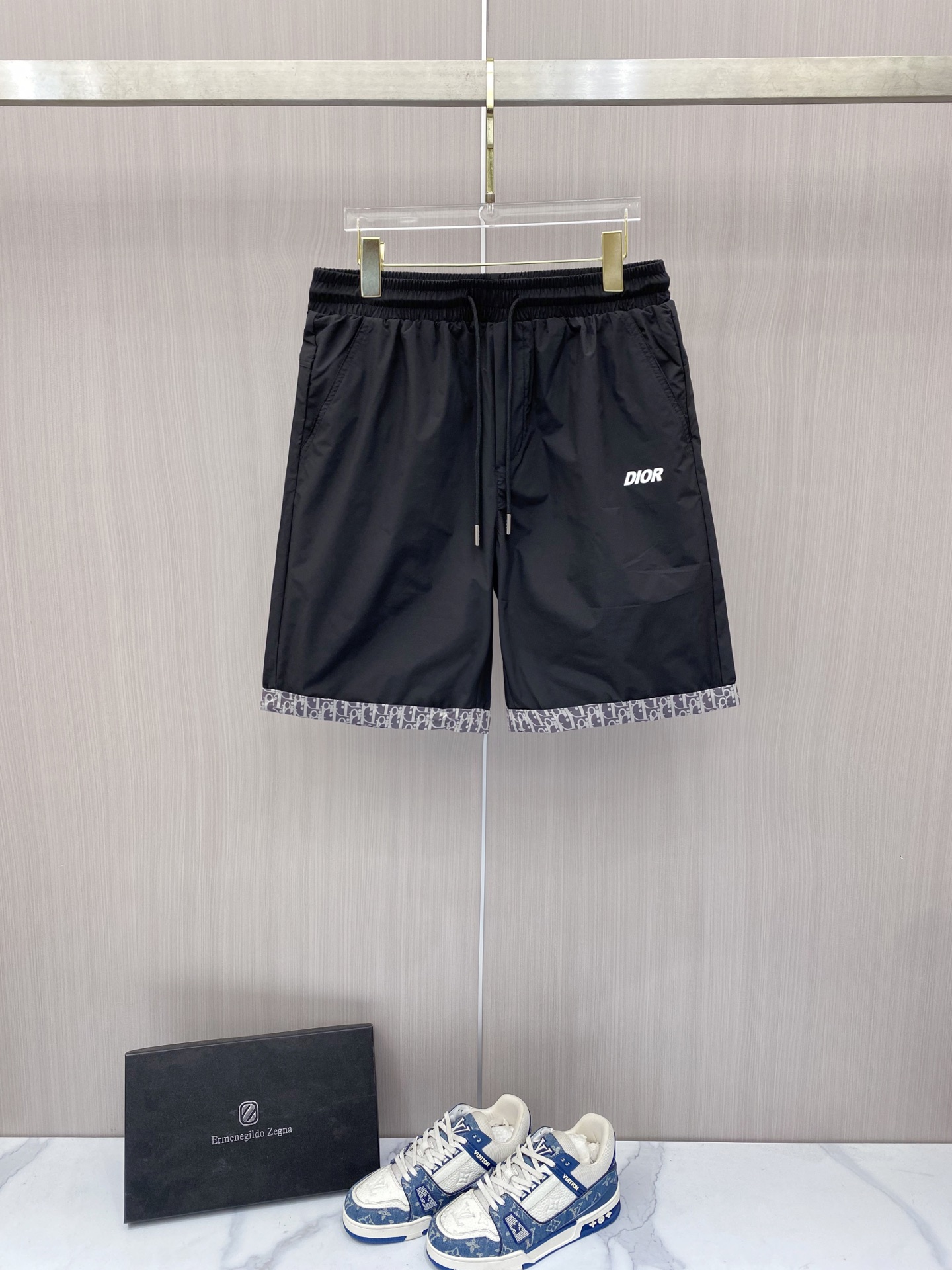 NO:848781,Dior Dior  The 2026ss summer limited edition Oblique presbyopic patchwork casual shorts cleverly combine the brand's iconic elements with modern functional tailoring. Made of high-density anti-wrinkle nylon fabric, the upper body is light and breathable, with a drapey texture, and is not afraid of the sweltering summer heat. The waistband is designed with elastic drawstrings and metal rope head details for comfort.  Comfortable and sophisticated; the iconic Oblique cuffing design on the legs of the trousers is a low-key way to inject brand recognition. It is matched with the eye-catching Dior letter logo on the front and the CD badge pocket on the back, and is full of details. The loose straight version modifies the leg shape, and can easily create a relaxed and high-quality style whether it is for vacation or daily wear.  Color Black Gray Size 48-56,,dior,dior,shorts,19860909Dior 迪奥 2026ss夏季限定Oblique老花拼接休闲短裤,将品牌标志性元素与现代机能剪裁巧妙融合.甄选高密抗皱尼龙面料打造,上身轻薄透气,自带垂坠质感,无惧夏日闷热.腰头采用松紧抽绳设计,搭配金属绳头细节,兼顾舒适与精致；裤脚标志性Oblique老花翻边设计,低调注入品牌辨识度,搭配正面醒目Dior字母标识与背面CD徽章口袋,细节拉满.宽松直筒版型修饰腿型,无论是度假出行还是日常穿搭,都能轻松塑造松弛高级的质感格调. 颜色黑色 灰色 码数48-56,,dior,dior,shorts,,Men's clothing