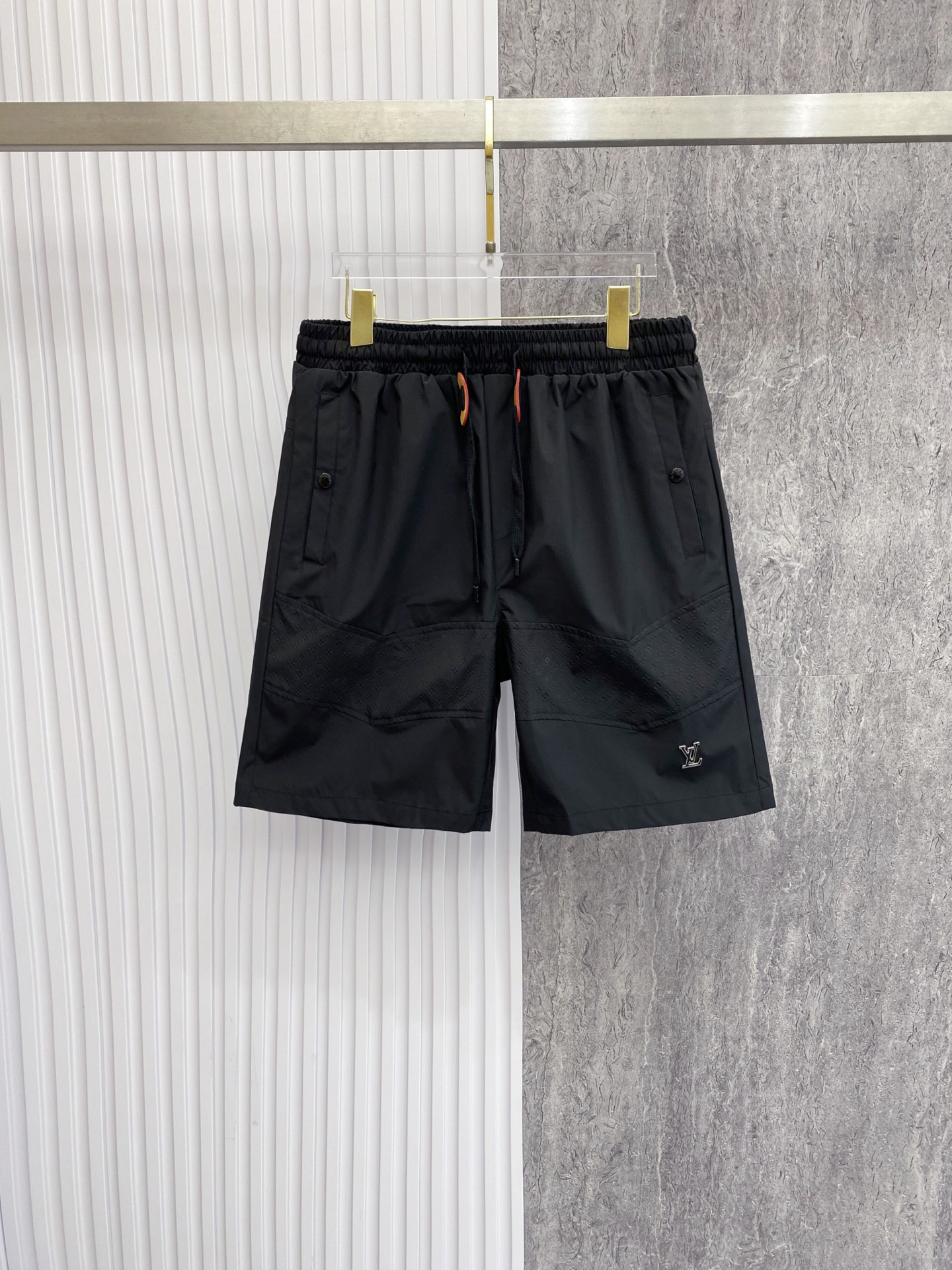 NO:842798,LV  2026ss summer limited functional casual shorts, which perfectly combine the brand's iconic Monogram dark pattern with modern tailoring. Made of high-density nylon fabric, which has both drape and breathability, and is not afraid of the sweltering summer heat; the waistband is designed with elastic drawstrings and contrasting color rope buckle points  The details are exquisite. The three-dimensional laminated pockets on the front and customized hardware buckles are both practical and recognizable. The metal LV logo on the trouser legs is a low-key statement. The neat straight silhouette is suitable for various scenes. Whether it is for vacation or daily wear, it can easily create a relaxed and high-quality style.  Color Black Beige Size 48-56, Louis Vuitton, shorts,19860909LV 2026ss夏季限定机能风休闲短裤,将品牌标志性Monogram暗纹与现代剪裁完美融合.甄选高密锦纶面料打造,兼具垂坠感与透气性,无惧夏日闷热；腰头采用松紧抽绳设计,搭配撞色绳扣点缀,细节尽显精致.前侧立体压胶口袋与定制五金扣兼具实用与辨识度,裤脚处的金属LV标识低调点题,利落直筒版型适配多元场景,无论是度假出行还是日常穿搭,都能轻松塑造松弛高级的质感格调. 颜色黑色 米色 码数48-56,,louis vuitton,shorts,,Men's clothing