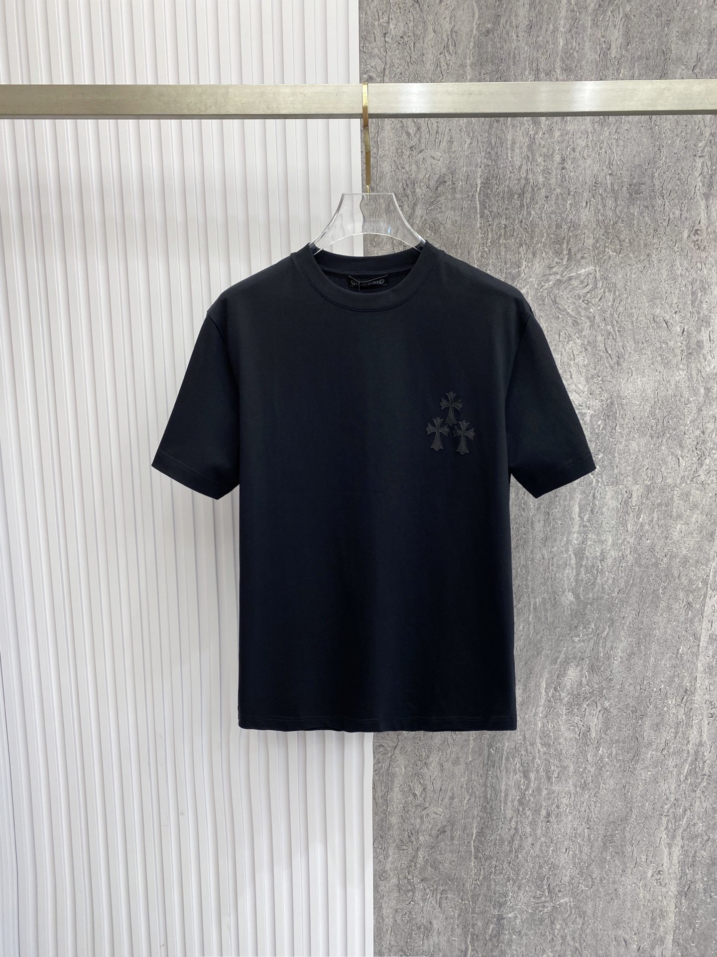 NO:842782,Crow Heart 2026ss new spring and summer cross leather label short-sleeved T-shirt | Minimalist dark style ceiling, low-key hidden high-end details. Three leather cross labels on the left chest, exquisite and full hand-stitched, with unique texture. High-count heavy cotton fabric, draped and stiff, not easy to deform, slightly loose shoulder cut to modify the shoulder line. The 'low-key ruthless goods' of the 2026 spring and summer, boys wear cool and cool, girls wear A and drag, easy to control the relaxed and high-end sense  Size S-XXL,,chrome hearts,T-shirt,tees,t-shirt,19860909克罗心 2026ss春夏新款十字皮标短袖T恤 | 极简暗黑风天花板,低调中暗藏高级细节 左胸三枚皮质十字标,手工缝线精致饱满,自带独特质感 高支重磅棉面料,垂坠挺括不易变形,微宽松落肩剪裁修饰肩线 2026春夏的“低调狠货”,男生穿酷飒、女生穿又A又拽,轻松拿捏松弛高级感 码数S-XXL,,chrome hearts,T-shirt,tees，t-shirt,,Men's clothing