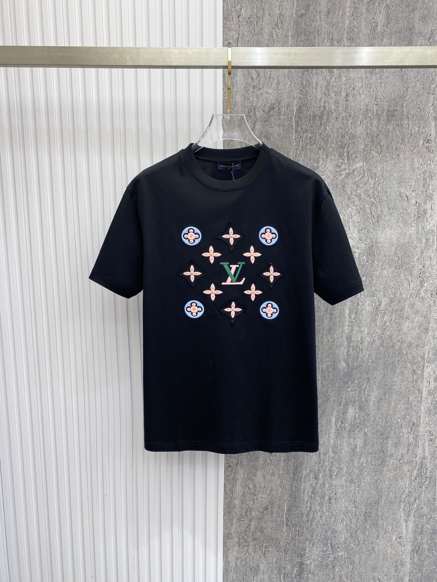 NO:842788,LV colorful embroidered presbyopic Tee | Wear the brand DNA on your body. 2026ss new spring and summer short-sleeved T-shirt. Classic Monogram presbyopic, re-injected into the macaron color system. Three-dimensional embroidery technology, pink four-leaf flower + blue round heraldry, superb layering. Loose off-shoulder tailoring, available in black/white. Low-key and non-colliding, the upper body has a relaxed and noble feeling. Size S-XXL, Louis  vuitton,T-shirt,tees,t-shirt,19860909LV彩色刺绣老花Tee | 把品牌DNA穿在身上 2026ss春夏新款短袖T恤 经典Monogram老花,被重新注入马卡龙色系 立体刺绣工艺,粉色四叶花+蓝调圆形纹章,层次超绝 宽松落肩剪裁,黑/白两色可选 低调不撞款,上身自带松弛贵气感 码数S-XXL,,louis vuitton,T-shirt,tees，t-shirt,,Men's clothing