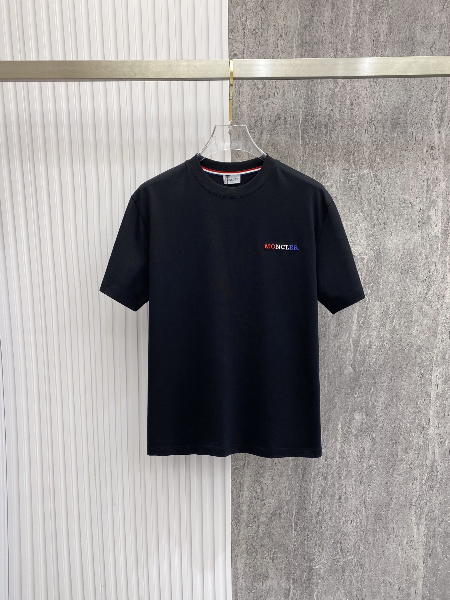 NO:842780,Moncler 2026 spring and summer new contrasting letter embroidered T-shirt | Black/white two-color The brand's basic model that must be purchased in the spring and summer of 2026, the iconic three-color webbing on the neckline + the colorful embroidered logo on the left chest, low-key and recognizable. The high-count cotton fabric is draped and stiff, and the slightly loose shoulder cut is modified to modify the shoulder line. The black/white two-color is suitable for all spring and summer dressing scenes, and it is easy to control the daily relaxation.  Size S-XXL,,Moncler,tees,t-shirt,19860909Moncler 蒙口2026春夏新款撞色字母刺绣T恤 | 黑/白双色 2026春夏必入的品牌基础款,领口标志性三色织带+左胸彩色刺绣Logo,低调又有辨识度 高支棉面料垂坠挺括,微宽松落肩剪裁修饰肩线,黑/白双色适配所有春夏穿搭场景,轻松拿捏日常松弛感 码数S-XXL,,Moncler,tees，t-shirt,,Men's clothing