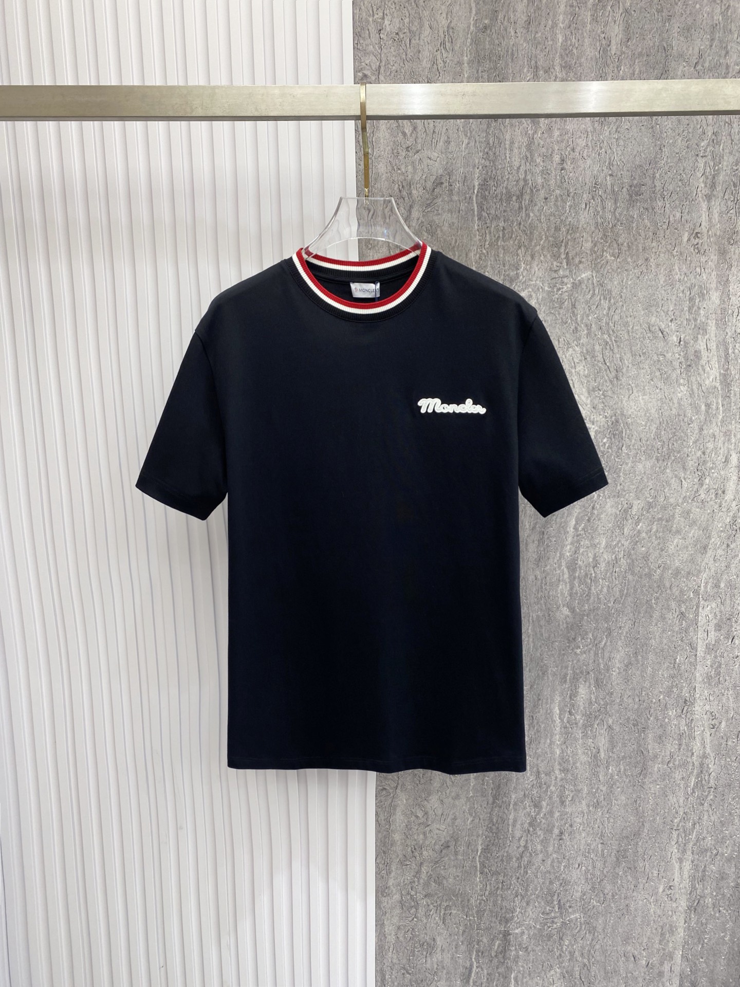 NO:842786,Moncler Mouth Mouth 2026ss Spring and Summer New Moncler Classic Contrast Collar T-Shirt | Black and White Two Colors A must-have basic ceiling for the spring and summer of 2026. The brand's iconic red and white webbing collar is self-recognizable. The handwritten embroidery logo is low-key and exquisite. It is paired with high-count cotton fabrics. It drape and is stiff but not soft.  Slightly loose off-the-shoulder tailoring modifies the shoulder line, the same style for men and women regardless of body shape, black/white two-color suitable for all spring and summer dressing scenes, easy to achieve a relaxed and elegant feeling Size S-XXL, Moncler, tees, t-shirt,19860909Moncler 蒙口 2026ss春夏新款 Moncler经典撞色领T恤 | 黑白双色 2026年春夏必入的基础款天花板,品牌标志性红白织带领口自带辨识度 手写体刺绣Logo低调精致,搭配高支棉面料,垂坠挺括不软塌 微宽松落肩剪裁修饰肩线,男女同款不挑身材,黑/白双色适配所有春夏穿搭场景,轻松拿捏松弛贵气感 码数S-XXL,,Moncler,tees，t-shirt,,Men's clothing