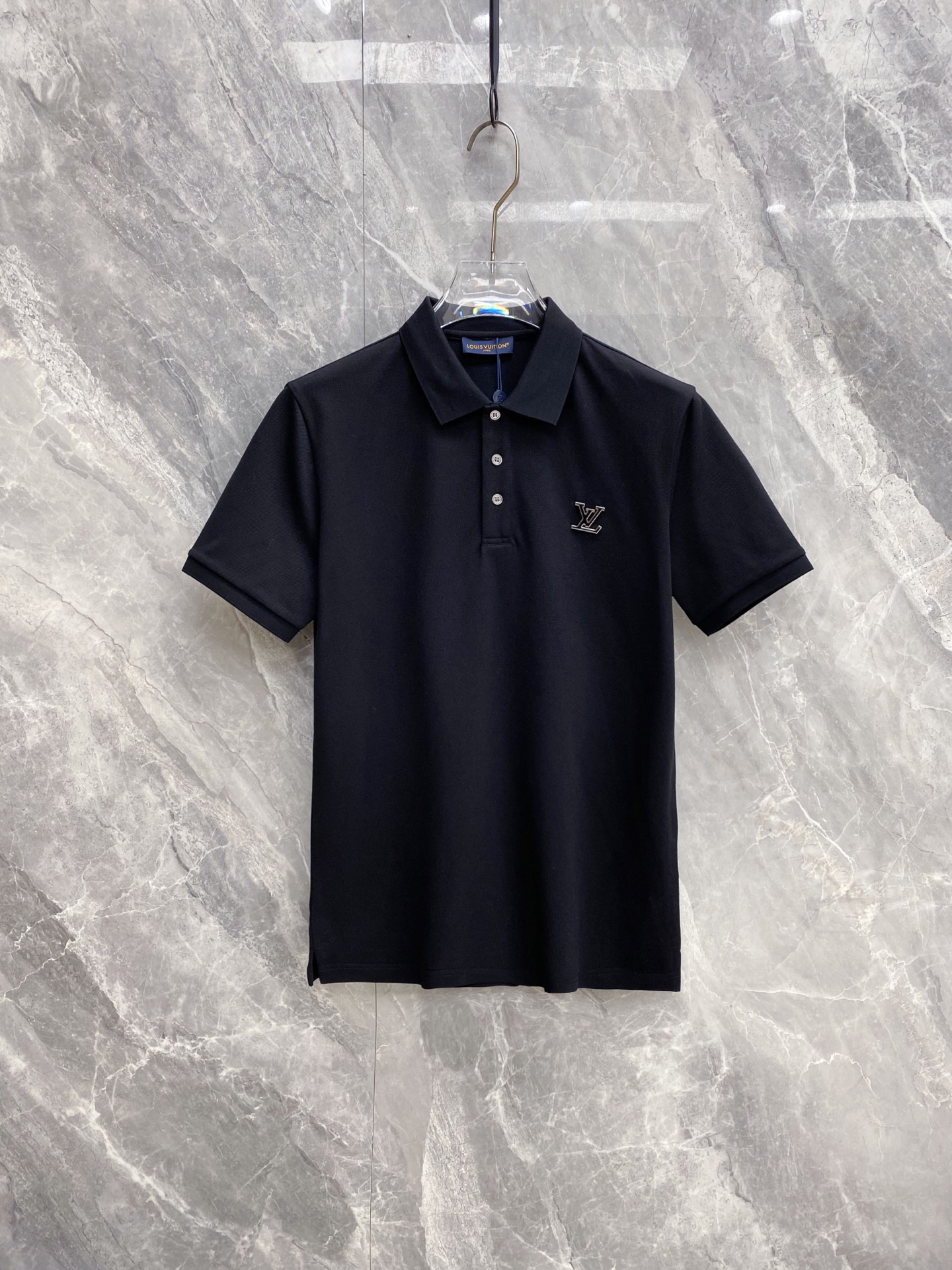 NO:861102,Louis Vuitton 2026ss spring and summer new style | LV classic logo Polo shirt is made of high-density piqué cotton fabric, breathable and dry, perfect for hot weather in spring and summer. The neat lapels are matched with a three-button placket, the style is crisp and not soft; the exquisite brand embroidery on the chest low-key releases the brand texture. The black and white two-color classic and versatile, whether it is commuting business or daily leisure, you can easily create a simple and high-end urban outfit. It is a must-have for the spring and summer wardrobe. Color black  White code number 48-56,,louis vuitton,louis vuitton,19860909路易威登 2026ss春夏新款 | LV 经典标识Polo衫 甄选高密珠地棉面料,透气干爽,完美适配春夏高温天气.利落翻领搭配三粒扣门襟,版型挺括不软塌；胸口精致品牌刺绣,低调释放品牌质感.黑白双色经典百搭,无论是通勤商务还是日常休闲,都能轻松打造简约高级的都市穿搭,是春夏衣橱的刚需款. 颜色黑色 白色 码数48-56,,louis vuitton,louis vuitton,,Men's clothing