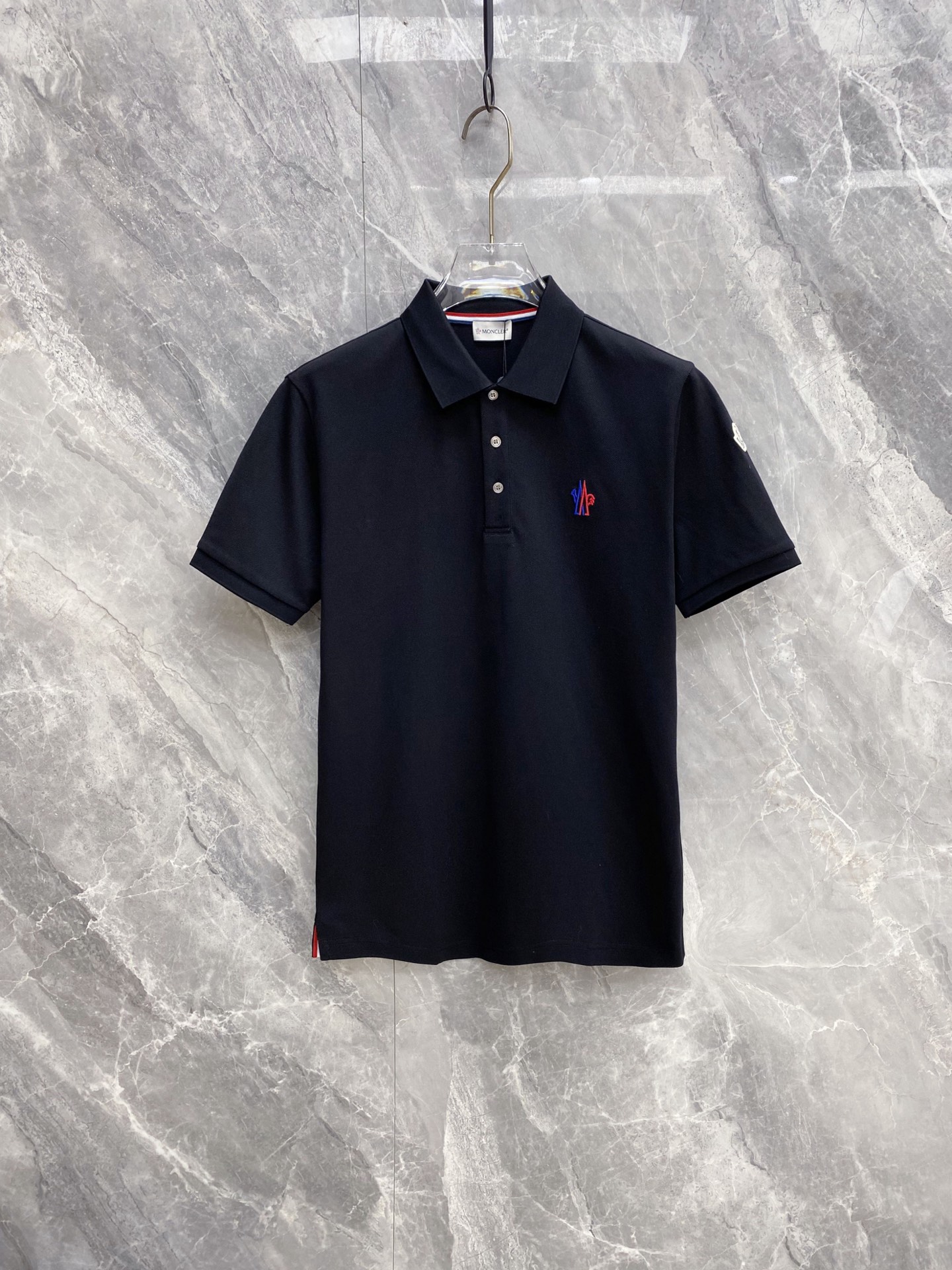 NO:861110,Moncler muzzle 2026ss spring and summer classic Polo shirt, neat tailoring outlines a neat figure, custom piqué cotton fabric is breathable and wrinkle-resistant, taking into account both texture and comfort. The embroidery of the brand logo on the chest and the armband details low-key highlight the brand recognition. Available in black and white, it is suitable for daily commuting and casual occasions, and can easily create an effortless and high-end look. Color Black White Size M-3XL, Moncler,19860909Moncler 蒙口 2026ss春夏经典款Polo衫,利落剪裁勾勒利落身形,定制珠地棉面料透气抗皱,兼顾质感与舒适.胸口品牌标识刺绣与袖标细节,低调彰显品牌辨识度.黑白双色可选,适配日常通勤与休闲场合,轻松打造不费力的高级感穿搭. 颜色黑色 白色 码数M-3XL,,Moncler,,Men's clothing