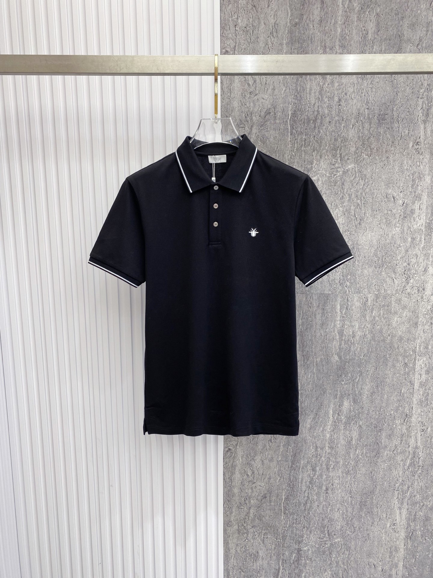 NO:842824,Dior Dior 2026ss spring and summer new style | Dior bee embroidered Polo shirt  The high-density breathable piqué cotton fabric is selected, with a delicate touch, and the upper body is dry and not sweaty, which is perfect for the hot weather in spring and summer. The contrasting edge collar and cuff design are neat and stylish; the delicate bee embroidery on the chest low-key highlights the brand recognition. The black and white two-color classic and versatile, whether it is commuting business or daily leisure, you can easily create a simple and high-end urban outfit, which is a must-have for the spring and summer wardrobe. Color black white  Code number 48-56,,dior,dior,19860909Dior 迪奥 2026ss春夏新款 | Dior 蜜蜂刺绣Polo衫 甄选高密透气珠地棉面料,触感细腻,上身干爽不闷汗,完美适配春夏高温天气.撞色包边领+袖口设计,利落有型；胸口精致小蜜蜂刺绣,低调彰显品牌辨识度.黑白双色经典百搭,无论是通勤商务还是日常休闲,都能轻松打造简约高级的都市穿搭,是春夏衣橱的刚需款. 颜色黑色 白色 码数48-56,,dior,dior,,Men's clothing
