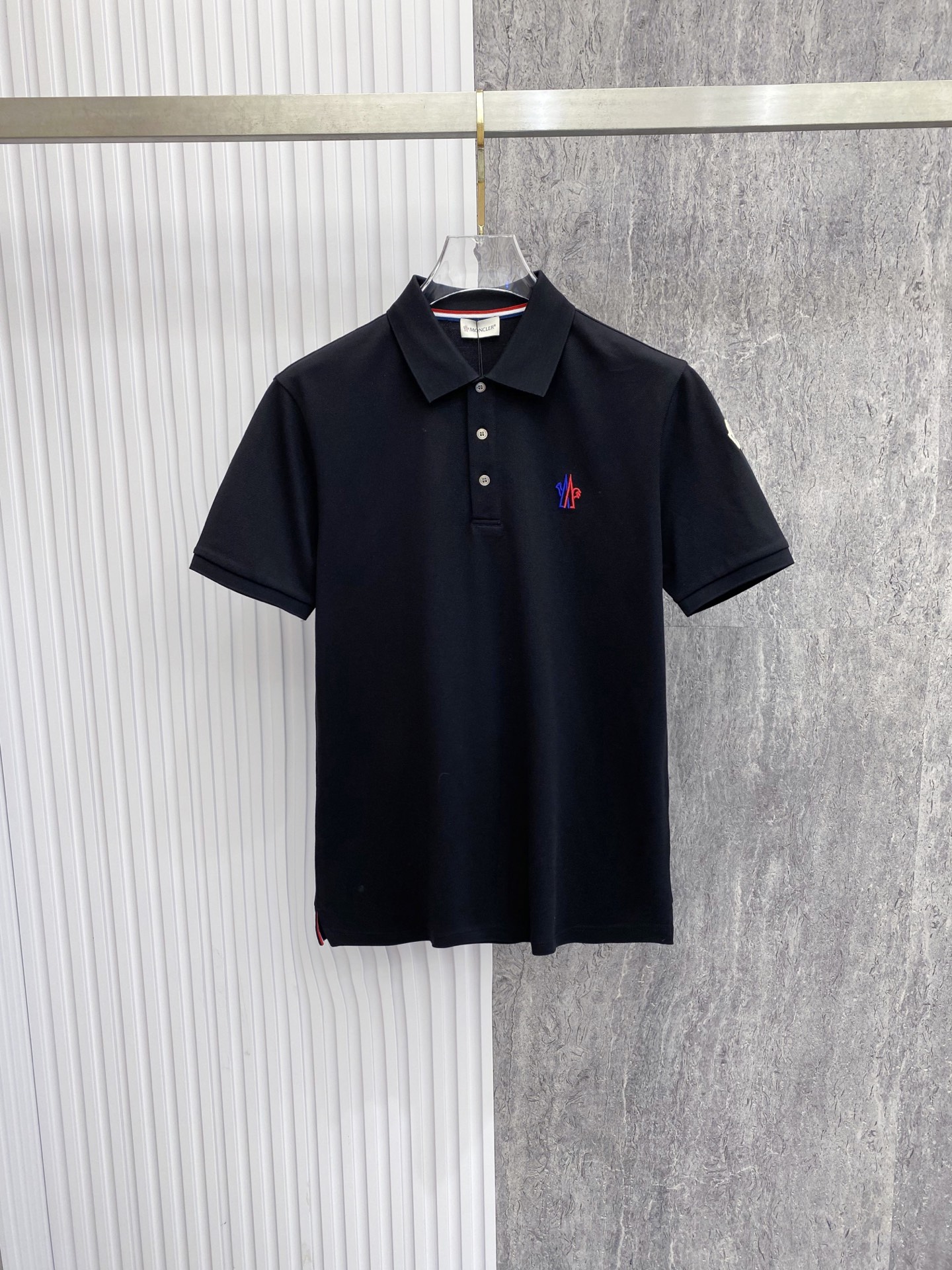 NO:842829,Moncler muzzle 2026ss spring and summer classic Polo shirt, neat tailoring outlines a neat figure, custom piqué cotton fabric is breathable and wrinkle-resistant, taking into account both texture and comfort. The embroidery of the brand logo on the chest and the armband details low-key highlight the brand recognition. Available in black and white, it is suitable for daily commuting and casual occasions, and can easily create an effortless and high-end look. Color Black White Size M-3XL, Moncler,19860909Moncler 蒙口 2026ss春夏经典款Polo衫,利落剪裁勾勒利落身形,定制珠地棉面料透气抗皱,兼顾质感与舒适.胸口品牌标识刺绣与袖标细节,低调彰显品牌辨识度.黑白双色可选,适配日常通勤与休闲场合,轻松打造不费力的高级感穿搭. 颜色黑色 白色 码数M-3XL,,Moncler,,Men's clothing