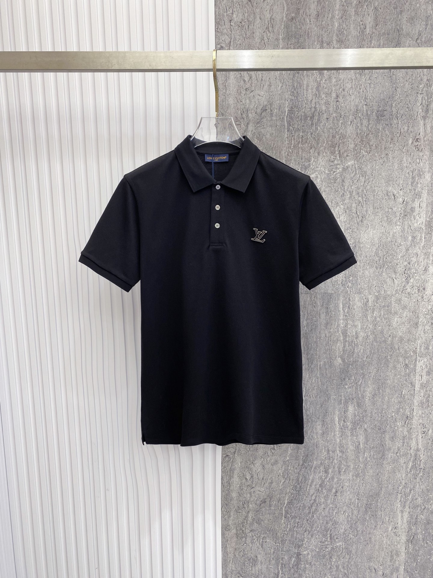 NO:842834,Louis Vuitton 2026ss spring and summer new style | LV classic logo Polo shirt is made of high-density piqué cotton fabric, breathable and dry, perfect for hot weather in spring and summer. The neat lapels are matched with a three-button placket, the style is crisp and not soft; the exquisite brand embroidery on the chest low-key releases the brand texture. The black and white two-color classic and versatile, whether it is commuting business or daily leisure, you can easily create a simple and high-end urban outfit. It is a must-have for the spring and summer wardrobe. Color black  White code number 48-56,,louis vuitton,louis vuitton,19860909路易威登 2026ss春夏新款 | LV 经典标识Polo衫 甄选高密珠地棉面料,透气干爽,完美适配春夏高温天气.利落翻领搭配三粒扣门襟,版型挺括不软塌；胸口精致品牌刺绣,低调释放品牌质感.黑白双色经典百搭,无论是通勤商务还是日常休闲,都能轻松打造简约高级的都市穿搭,是春夏衣橱的刚需款. 颜色黑色 白色 码数48-56,,louis vuitton,louis vuitton,,Men's clothing