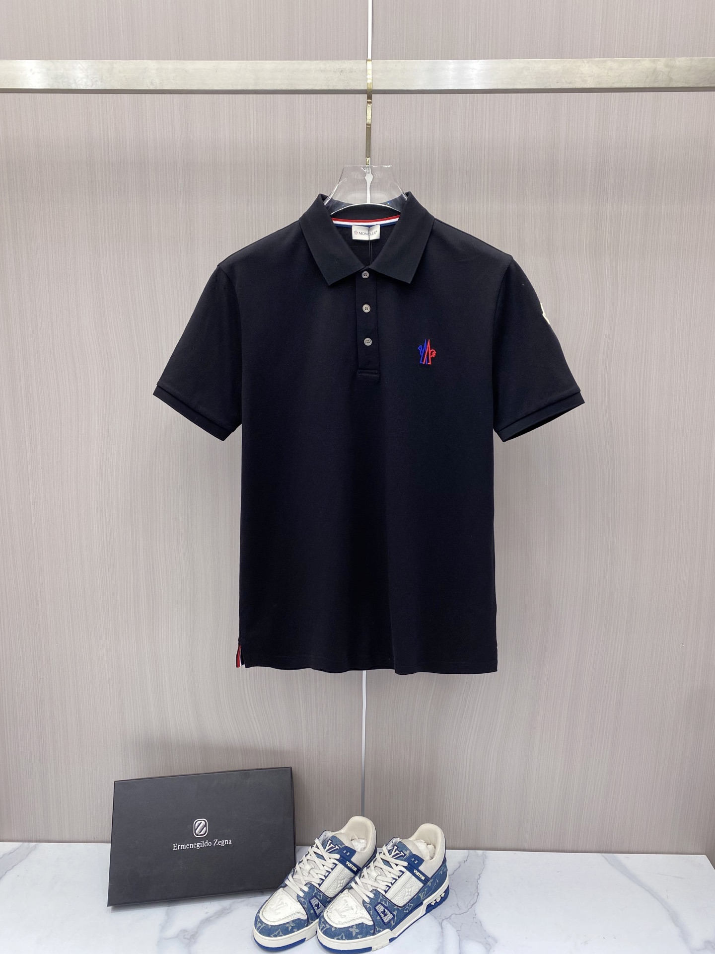 NO:848760,Moncler muzzle 2026ss spring and summer classic Polo shirt, neat tailoring outlines a neat figure, custom piqué cotton fabric is breathable and wrinkle-resistant, taking into account both texture and comfort. The embroidery of the brand logo on the chest and the armband details low-key highlight the brand recognition. Available in black and white, it is suitable for daily commuting and casual occasions, and can easily create an effortless and high-end look. Color Black White Size M-3XL, Moncler,19860909Moncler 蒙口 2026ss春夏经典款Polo衫,利落剪裁勾勒利落身形,定制珠地棉面料透气抗皱,兼顾质感与舒适.胸口品牌标识刺绣与袖标细节,低调彰显品牌辨识度.黑白双色可选,适配日常通勤与休闲场合,轻松打造不费力的高级感穿搭. 颜色黑色 白色 码数M-3XL,,Moncler,,Men's clothing