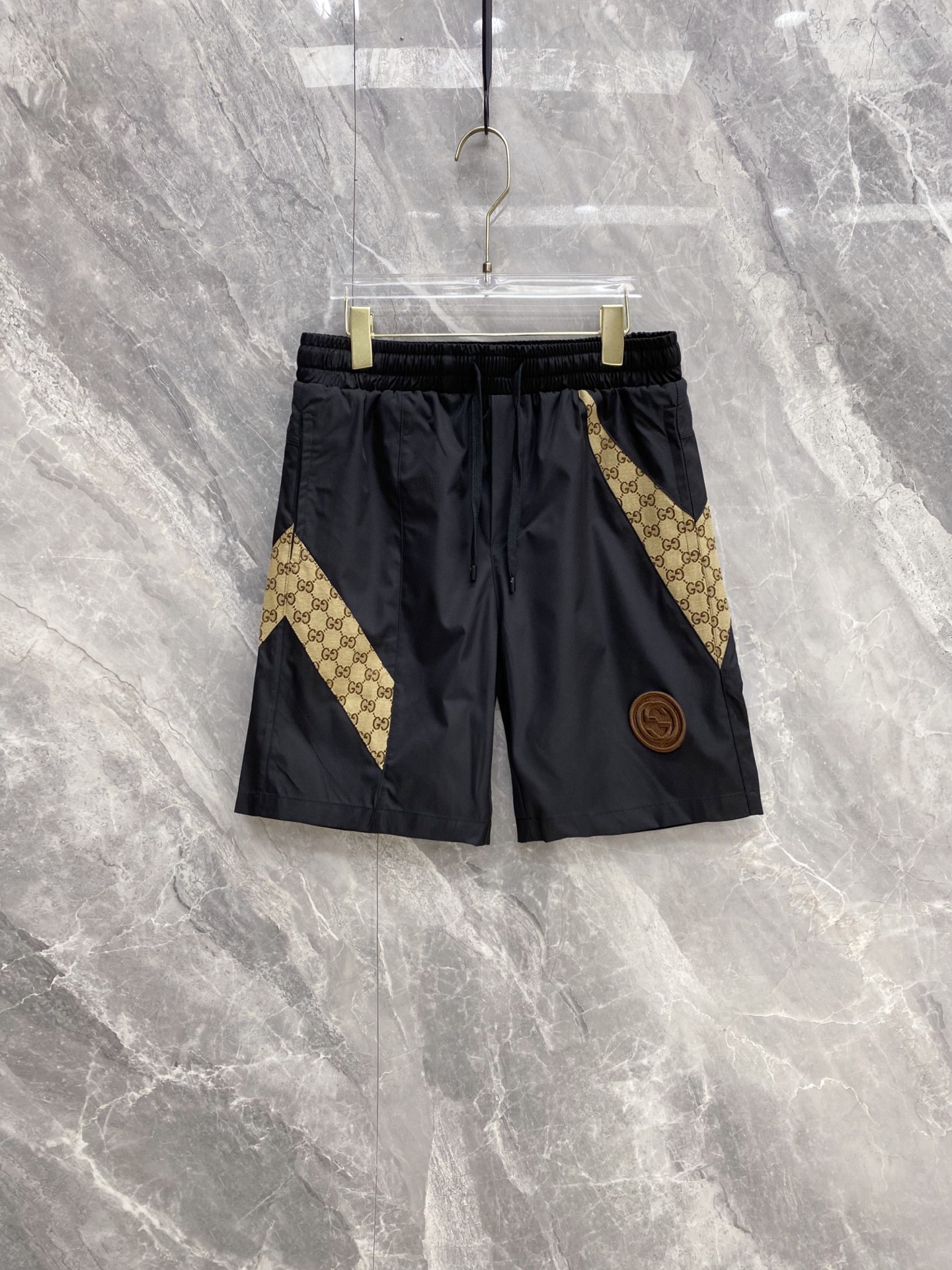 NO:861057,Gucci 1911 Gucci new spring and summer presbyopic shorts, welded directly into the summer wardrobe!  Classic GG presbyopic twill stitching, full of recognition, and the upper body has a retro and high-end feel. High-count breathable fabrics, stiff but not soft, refreshing and not sweaty in summer. Elastic drawstring waistband + loose straight cut, suitable for both men and women regardless of body shape. Off-white/charcoal black two-color optional, white is refreshing and reduces age, black is versatile and slimming, close your eyes without stepping on the thunder!  Code number 48-56,,gucci,gucci,shorts,19860909古驰1911 Gucci春夏新款老花短裤,直接焊在夏日衣柜里！ 经典GG老花斜纹拼接,辨识度拉满,上身自带复古高级感 高支透气面料,挺括不软塌,夏天穿清爽不闷汗 松紧抽绳腰头+宽松直筒剪裁,不挑身材,男女都能搭 米白/炭黑双色可选,白的清爽减龄,黑的百搭显瘦,闭眼入不踩雷！ 码数48-56,,gucci,gucci,shorts,,Men's clothing