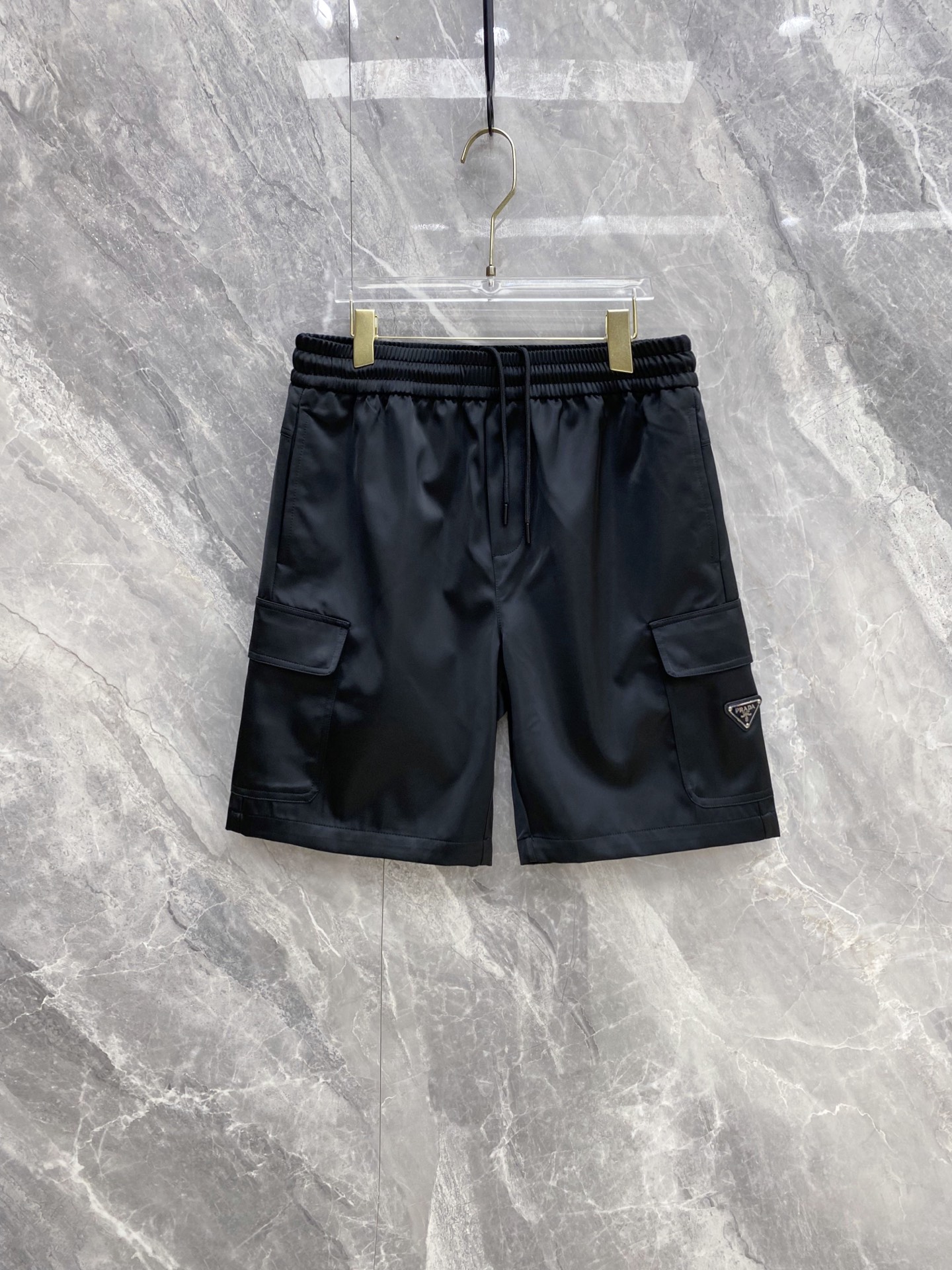 NO:861066,Prada Prada 2026 spring and summer new style!  Tencel-like drape cargo shorts, directly welded to the summer wardrobe!  The upgraded fabric is not stiff nylon, but a thin satin nylon with a soft light like Tencel. It is smooth on the hand and has a full drape. It is breathable and not sweaty in summer. The large work pocket design is practical and has a sense of street cool. The iconic triangle logo on the side low-key highlights the brand DNA. Military green/black two-color options, the military green is retro and eye-catching, and the black is versatile and slimming. The loose straight version is suitable for both boys and girls regardless of body shape!  Code number 48-56,,prada,prada,shorts,19860909Prada 普拉达 2026春夏新款！天丝感垂坠工装短裤,直接焊在夏日衣柜！ 面料升级不是硬挺尼龙,是带天丝般柔光的轻薄缎面尼龙,上手滑溜溜,垂坠感拉满,夏天穿透气不闷汗 工装大口袋设计,实用又自带街头酷感 侧边标志性三角标,低调彰显品牌DNA 军绿/黑色双色可选,军绿复古吸睛,黑色百搭显瘦 宽松直筒版型,不挑身材,男生女生都能轻松驾驭！ 码数48-56,,prada,prada,shorts,,Men's clothing