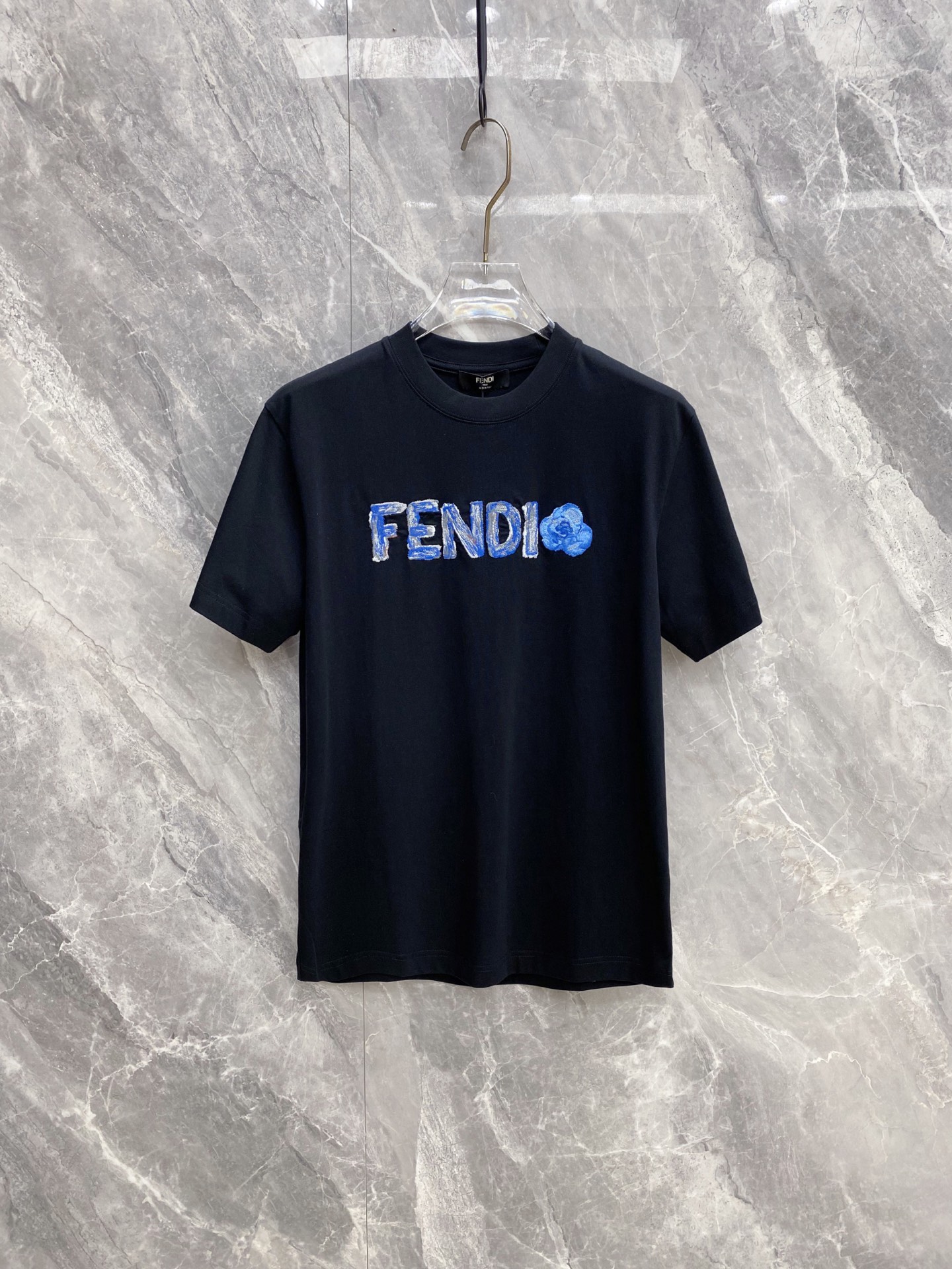 NO:861073,Fendi Fendi 2026 spring and summer new T-shirt, go for the gentle party!  The fabric is super comfortable and high-count combed cotton, soft and skin-friendly, breathable and not sweaty. It is refreshing and comfortable to wear in summer. The hand-painted FENDI letter + rose print on the chest is full of artistic sense. The brushstrokes are delicate and have the texture of oil painting. It is low-key and recognizable. The black and white colors are available. White is refreshing and age-reducing, black is calm and versatile, and both boys and girls can easily control it. The loose and friendly fit is not picky on the figure, and can be worn even if you are slightly fat. It looks good alone or layered!  Size S-XXL,,fendi,fendi,tees,t-shirt,19860909Fendi 芬迪 2026春夏新款T恤,温柔党直接冲！ 面料超舒服高支精梳棉面料,软糯亲肤,透气不闷汗,夏天穿清爽又自在 艺术感拉满胸前手绘风FENDI字母+玫瑰印花,笔触细腻,自带油画质感,低调又有辨识度 黑白双色可选白色清爽减龄,黑色沉稳百搭,男生女生都能轻松驾驭 宽松友好版型不挑身材,微胖也能穿出松弛感,单穿/叠搭都好看！ 码数S-XXL,,fendi,fendi,tees，t-shirt,,Men's clothing