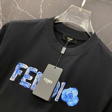 🔥Fendi 芬迪 2026春夏新款T恤,温柔党直接冲!✅ 面料超舒服:高支精梳棉面料,软糯亲肤,透气不 🔥Fendi 芬迪 2026春夏新款T恤,温柔党直接冲!✅ 面料超舒服:高支精梳棉面料,软糯亲肤,透气不