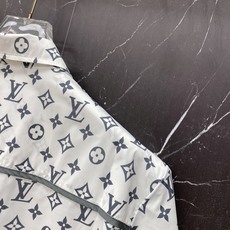 /套 LV 2026春夏老花套装,懒人直接闭眼入!🔥✅ 面料绝了:轻薄缎面质感,垂坠丝滑,自带凉感,夏天 /套 LV 2026春夏老花套装,懒人直接闭眼入!🔥✅ 面料绝了:轻薄缎面质感,垂坠丝滑,自带凉感,夏天