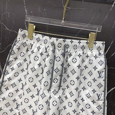 /套 LV 2026春夏老花套装,懒人直接闭眼入!🔥✅ 面料绝了:轻薄缎面质感,垂坠丝滑,自带凉感,夏天 /套 LV 2026春夏老花套装,懒人直接闭眼入!🔥✅ 面料绝了:轻薄缎面质感,垂坠丝滑,自带凉感,夏天