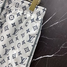 /套 LV 2026春夏老花套装,懒人直接闭眼入!🔥✅ 面料绝了:轻薄缎面质感,垂坠丝滑,自带凉感,夏天 /套 LV 2026春夏老花套装,懒人直接闭眼入!🔥✅ 面料绝了:轻薄缎面质感,垂坠丝滑,自带凉感,夏天