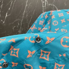 /套 LV 2026春夏老花套装,懒人直接闭眼入!🔥✅ 面料绝了:轻薄缎面质感,垂坠丝滑,自带凉感,夏天 /套 LV 2026春夏老花套装,懒人直接闭眼入!🔥✅ 面料绝了:轻薄缎面质感,垂坠丝滑,自带凉感,夏天