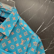 /套 LV 2026春夏老花套装,懒人直接闭眼入!🔥✅ 面料绝了:轻薄缎面质感,垂坠丝滑,自带凉感,夏天 /套 LV 2026春夏老花套装,懒人直接闭眼入!🔥✅ 面料绝了:轻薄缎面质感,垂坠丝滑,自带凉感,夏天