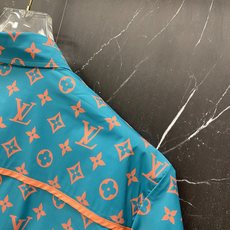 /套 LV 2026春夏老花套装,懒人直接闭眼入!🔥✅ 面料绝了:轻薄缎面质感,垂坠丝滑,自带凉感,夏天 /套 LV 2026春夏老花套装,懒人直接闭眼入!🔥✅ 面料绝了:轻薄缎面质感,垂坠丝滑,自带凉感,夏天