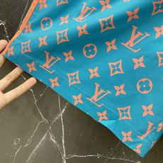 /套 LV 2026春夏老花套装,懒人直接闭眼入!🔥✅ 面料绝了:轻薄缎面质感,垂坠丝滑,自带凉感,夏天 /套 LV 2026春夏老花套装,懒人直接闭眼入!🔥✅ 面料绝了:轻薄缎面质感,垂坠丝滑,自带凉感,夏天