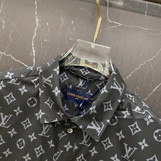 /套 LV 2026春夏老花套装,懒人直接闭眼入!🔥✅ 面料绝了:轻薄缎面质感,垂坠丝滑,自带凉感,夏天 /套 LV 2026春夏老花套装,懒人直接闭眼入!🔥✅ 面料绝了:轻薄缎面质感,垂坠丝滑,自带凉感,夏天