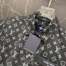 /套 LV 2026春夏老花套装,懒人直接闭眼入!🔥✅ 面料绝了:轻薄缎面质感,垂坠丝滑,自带凉感,夏天 /套 LV 2026春夏老花套装,懒人直接闭眼入!🔥✅ 面料绝了:轻薄缎面质感,垂坠丝滑,自带凉感,夏天