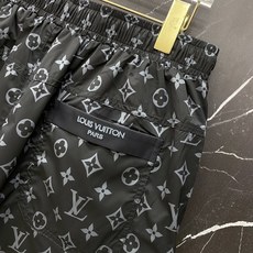 /套 LV 2026春夏老花套装,懒人直接闭眼入!🔥✅ 面料绝了:轻薄缎面质感,垂坠丝滑,自带凉感,夏天 /套 LV 2026春夏老花套装,懒人直接闭眼入!🔥✅ 面料绝了:轻薄缎面质感,垂坠丝滑,自带凉感,夏天