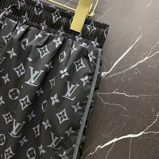 /套 LV 2026春夏老花套装,懒人直接闭眼入!🔥✅ 面料绝了:轻薄缎面质感,垂坠丝滑,自带凉感,夏天 /套 LV 2026春夏老花套装,懒人直接闭眼入!🔥✅ 面料绝了:轻薄缎面质感,垂坠丝滑,自带凉感,夏天