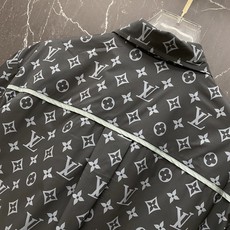 /套 LV 2026春夏老花套装,懒人直接闭眼入!🔥✅ 面料绝了:轻薄缎面质感,垂坠丝滑,自带凉感,夏天 /套 LV 2026春夏老花套装,懒人直接闭眼入!🔥✅ 面料绝了:轻薄缎面质感,垂坠丝滑,自带凉感,夏天