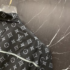 /套 LV 2026春夏老花套装,懒人直接闭眼入!🔥✅ 面料绝了:轻薄缎面质感,垂坠丝滑,自带凉感,夏天 /套 LV 2026春夏老花套装,懒人直接闭眼入!🔥✅ 面料绝了:轻薄缎面质感,垂坠丝滑,自带凉感,夏天