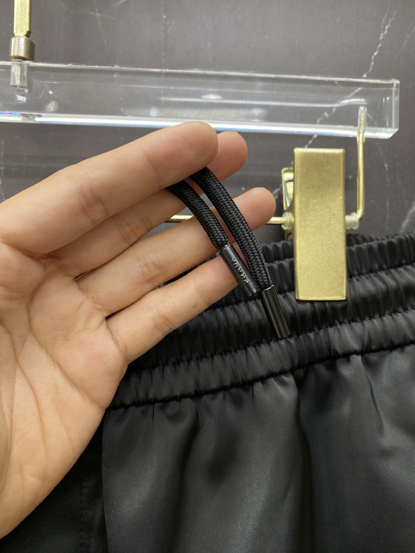 🔥Prada 普拉达 2026春夏新款！天丝感垂坠工装短裤，直接焊在夏日衣柜！✅ 面料升级：不是硬挺尼龙