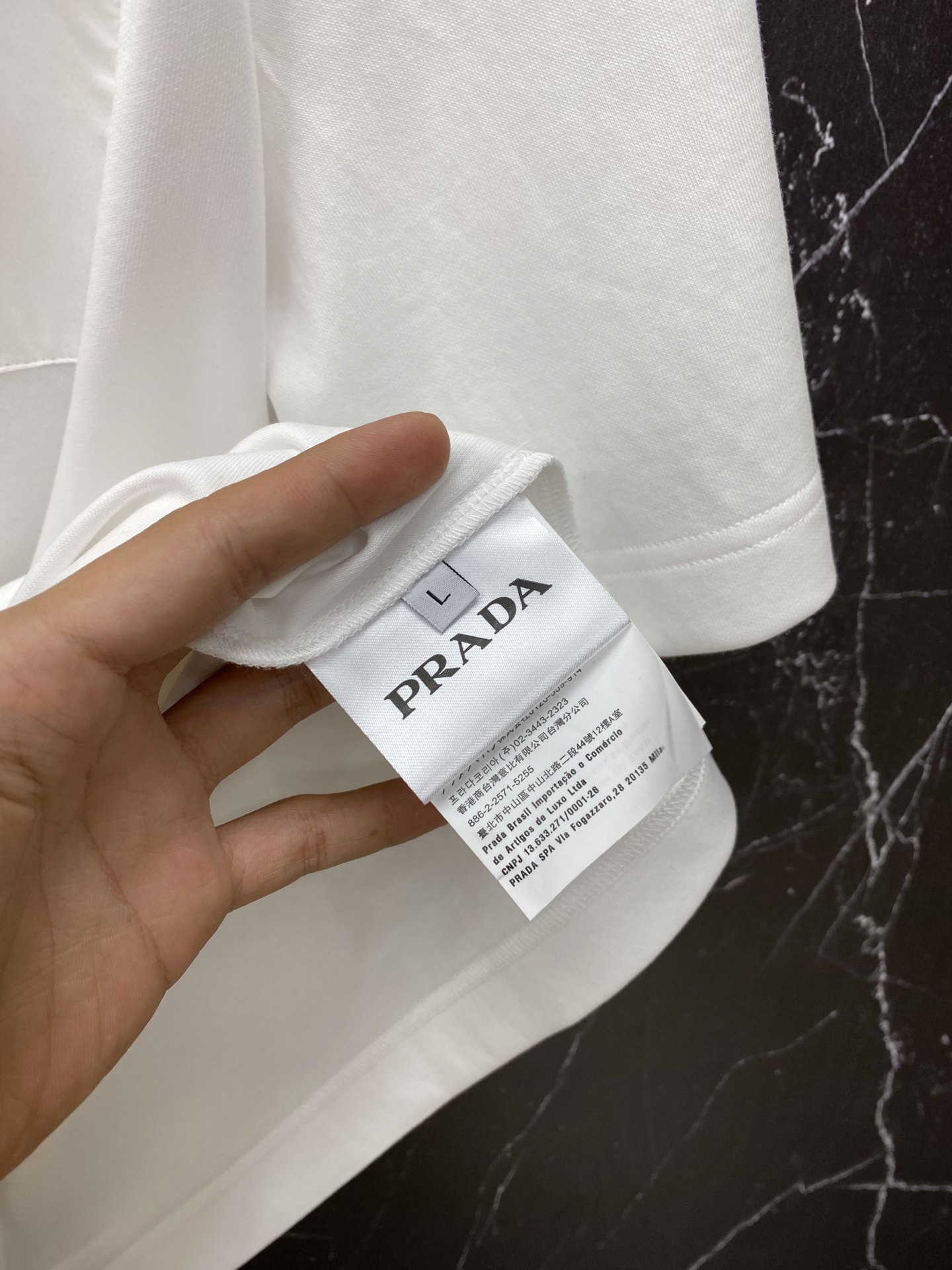 /套 Prada 普拉达🔥 春夏|Prada 三角标口袋套装一套把“不费力的高级感”拿捏了。T恤是软糯亲 /套 Prada 普拉达🔥 春夏|Prada 三角标口袋套装一套把“不费力的高级感”拿捏了。T恤是软糯亲