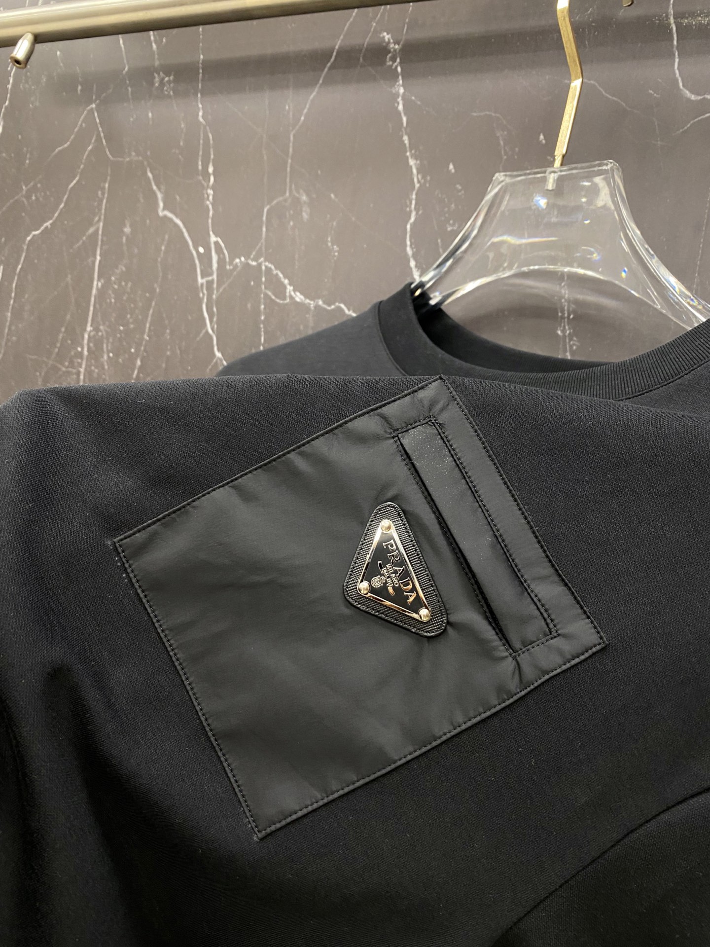 /套 Prada 普拉达🔥 春夏｜Prada 三角标口袋套装一套把“不费力的高级感”拿捏了。T恤是软糯亲