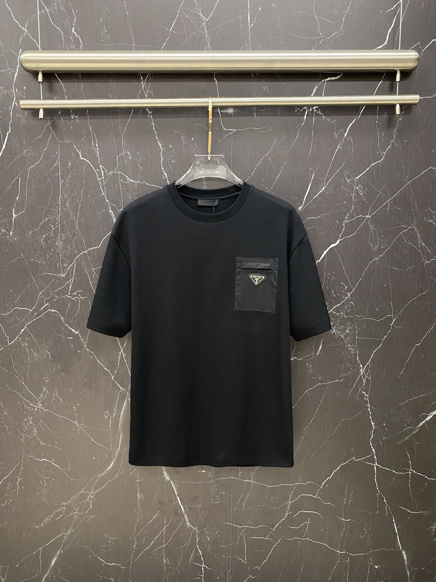 /套 Prada 普拉达🔥 春夏｜Prada 三角标口袋套装一套把“不费力的高级感”拿捏了。T恤是软糯亲